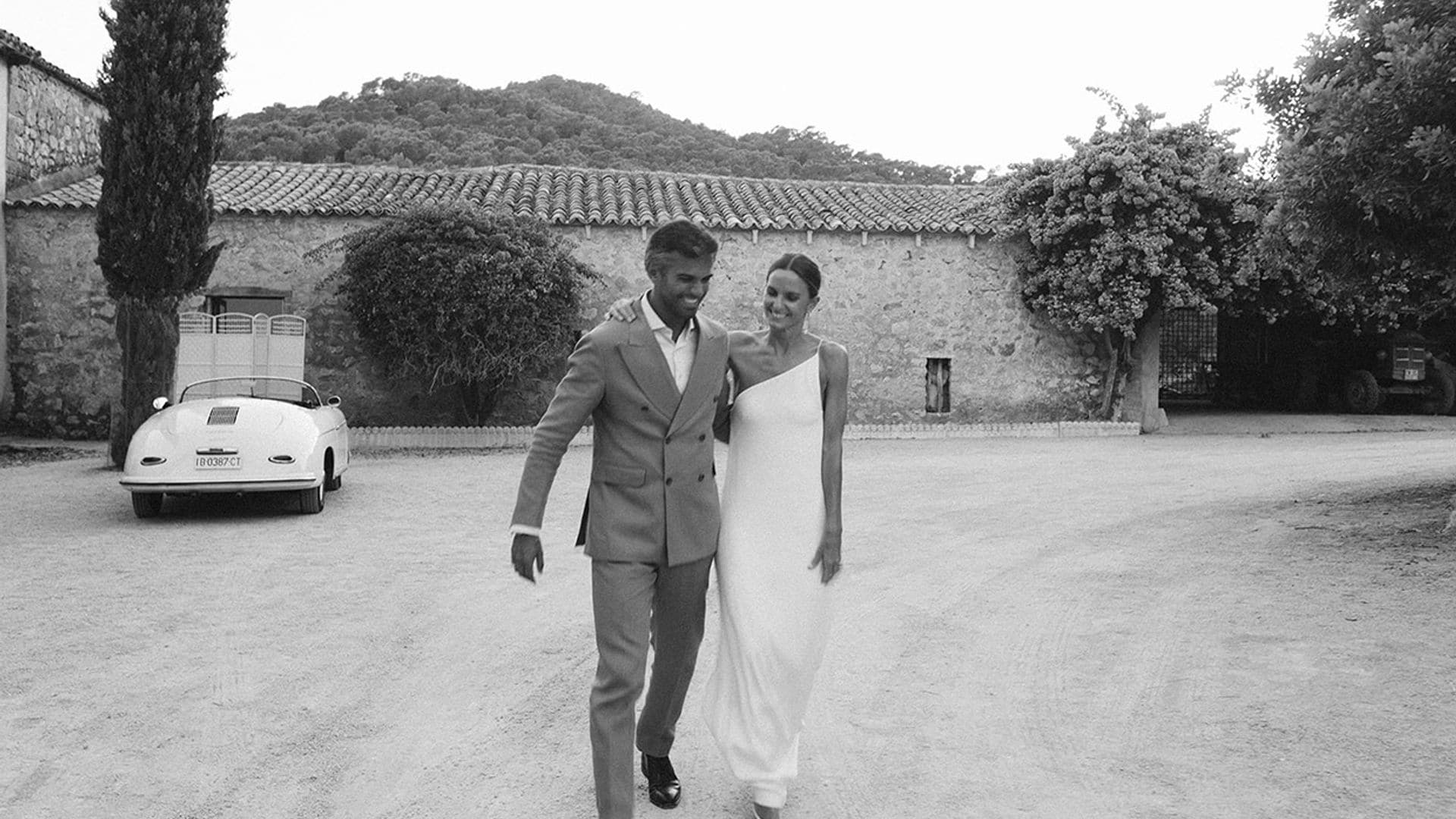 La boda mallorquina de Victoria, la novia del vestido asimétrico y minimalista