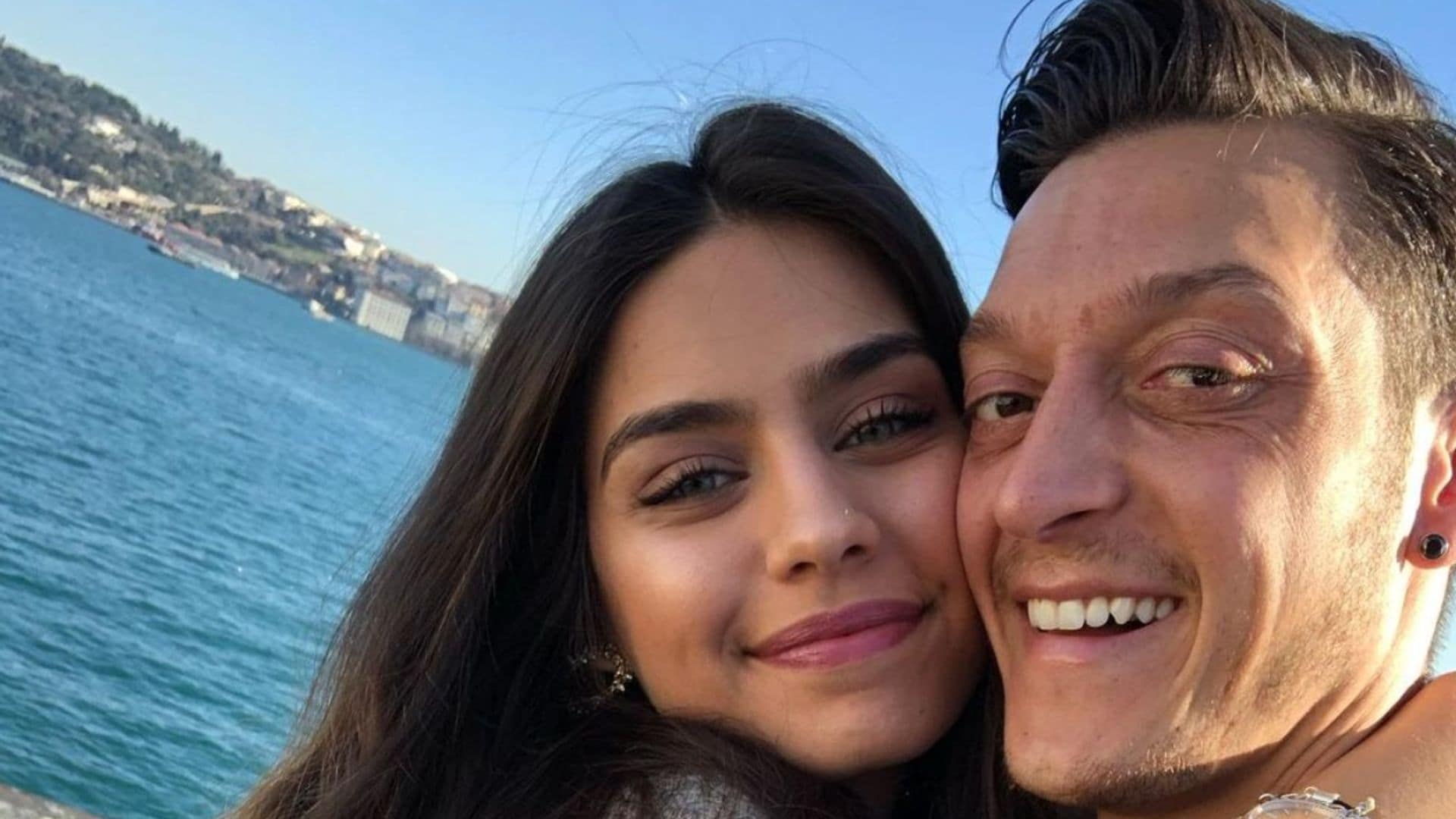 La actriz turca Amine Gülse y Mesut Özil, exjugador del Real Madrid, dan la bienvenida a su segunda hija