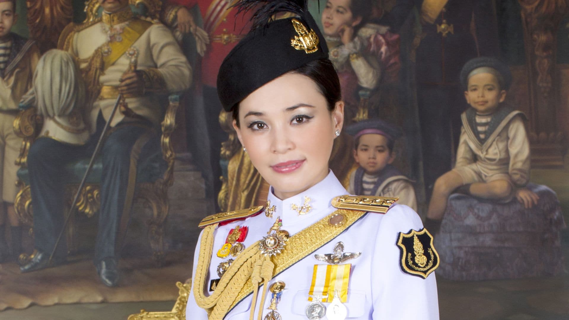 La reina Suthida de Tailandia protagoniza sus primeros retratos como monarca