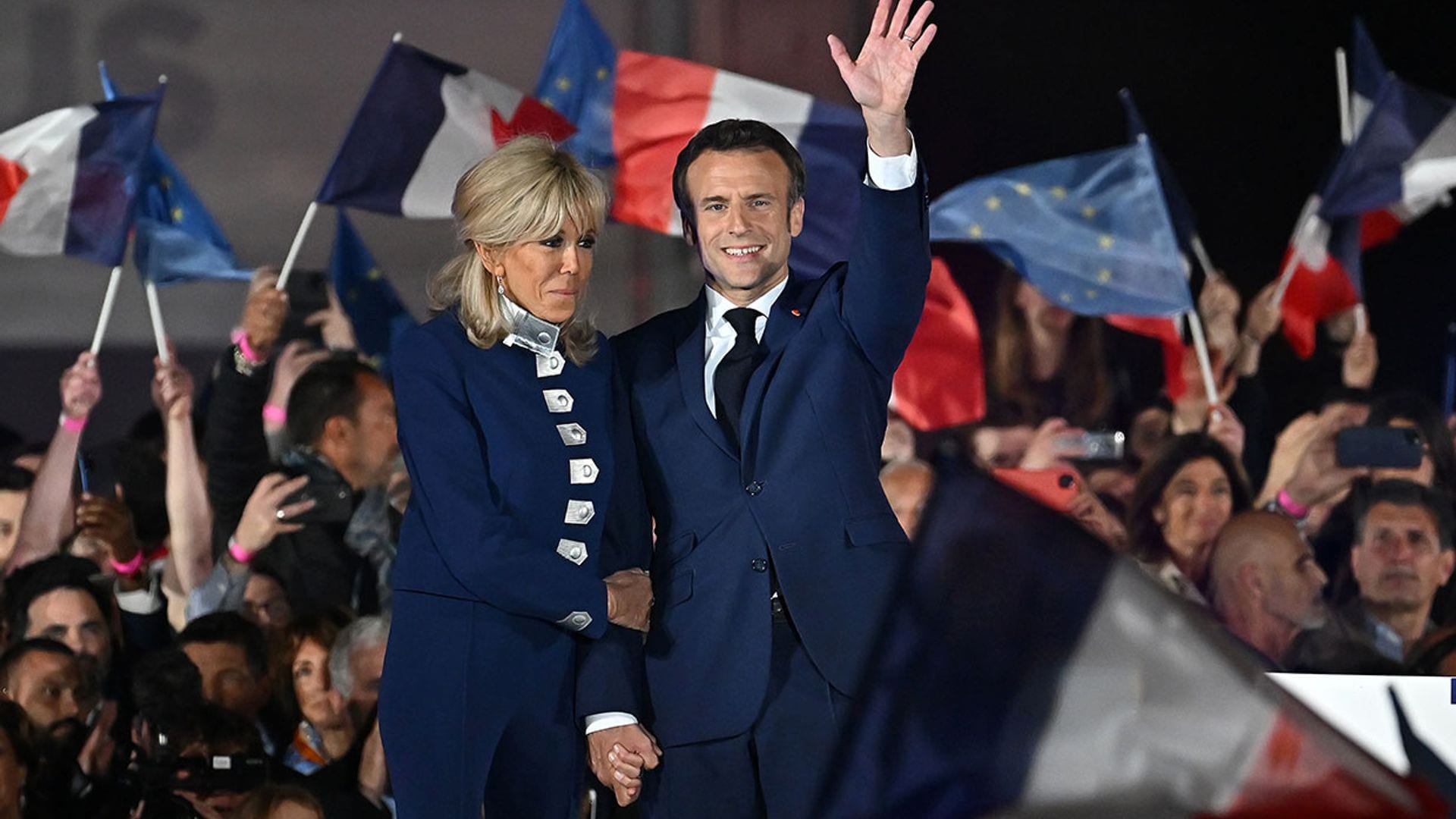 Emmanuel Macron y su esposa Brigitte, cómplices y muy unidos, celebran el triunfo en las elecciones