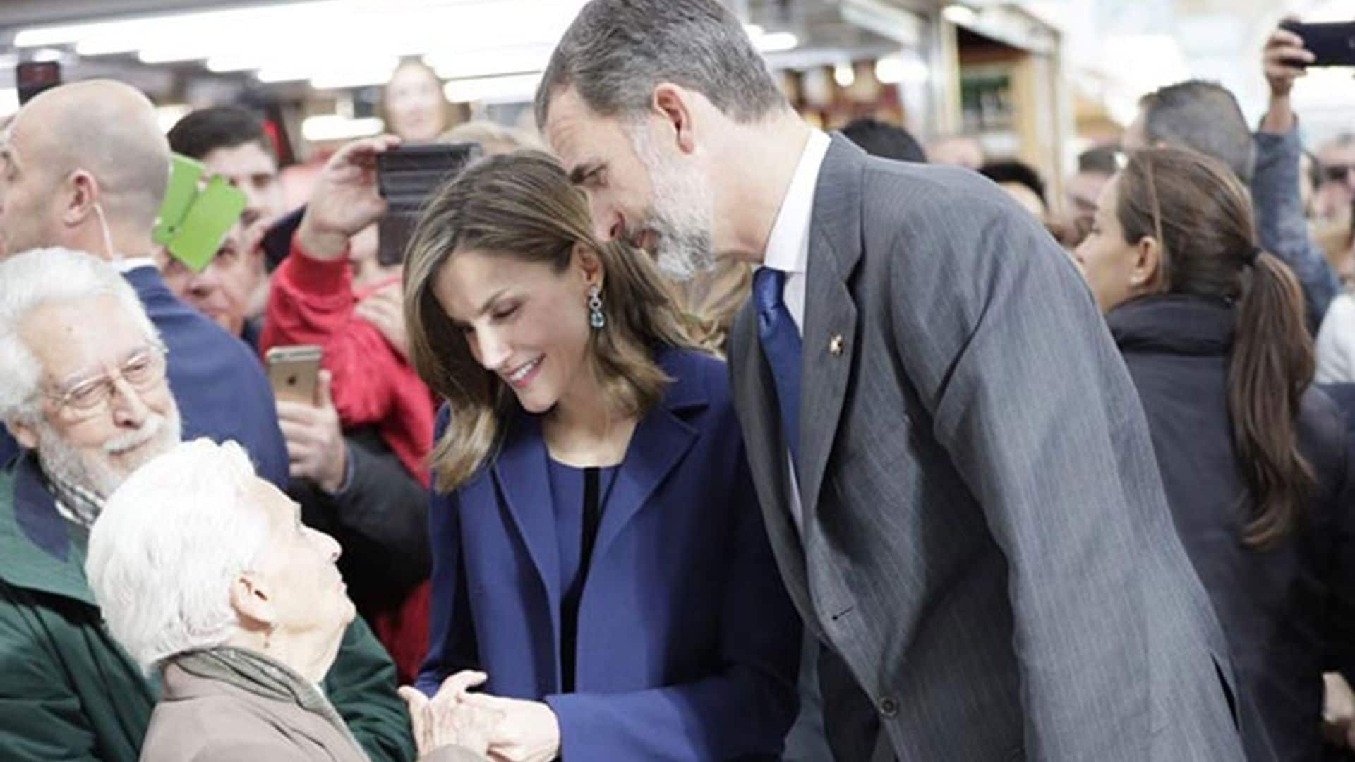 Los kilos de simpatía de los Reyes con los valencianos en su visita al Mercado Central