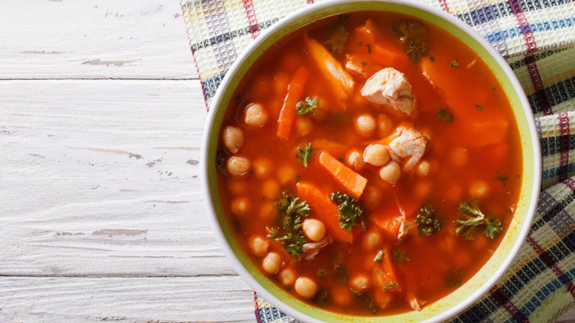 Sopa de garbanzos con pollo y vegetales