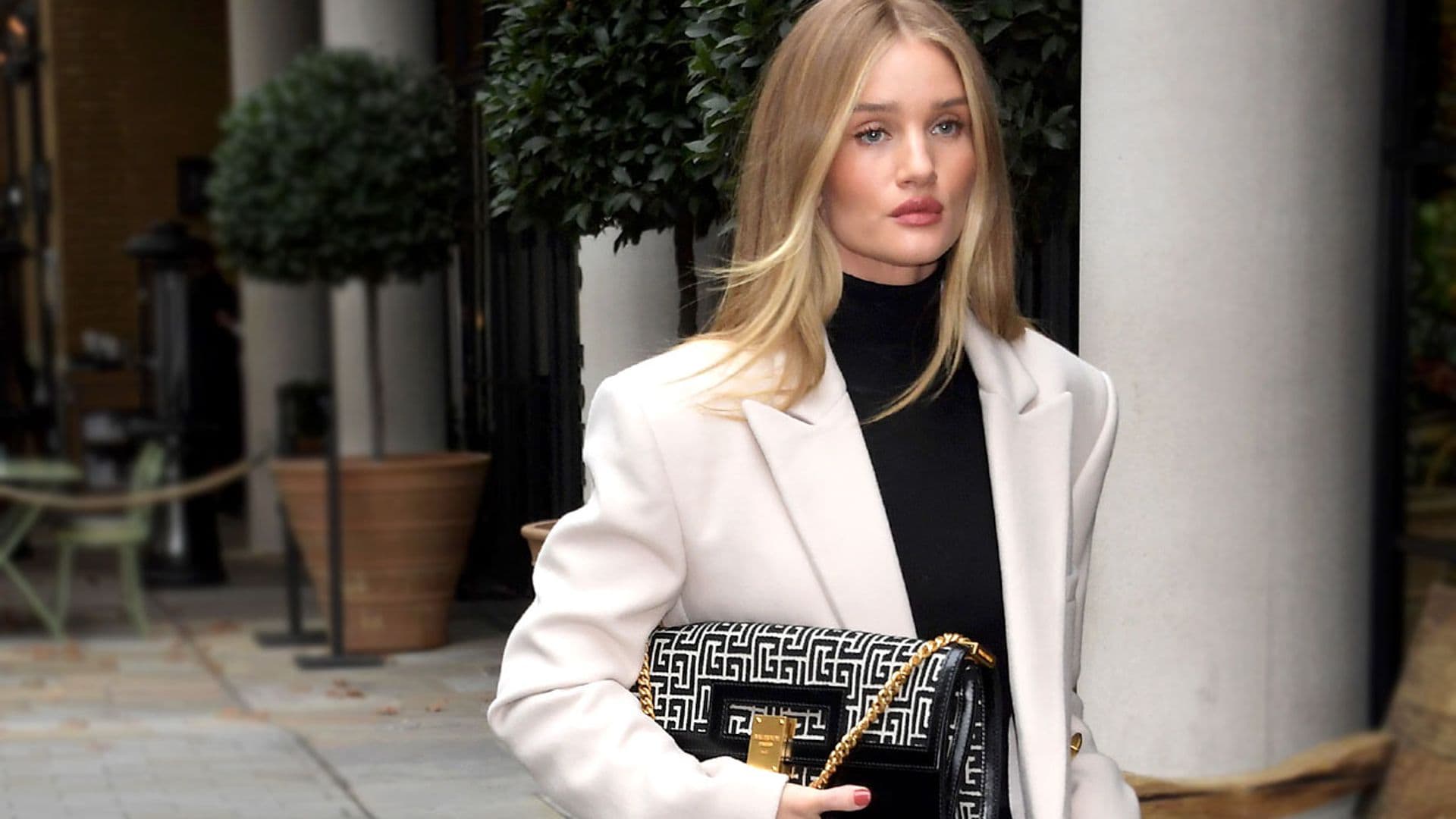 La supermodelo Rosie Huntington-Whiteley se convierte en tu estilista particular este otoño