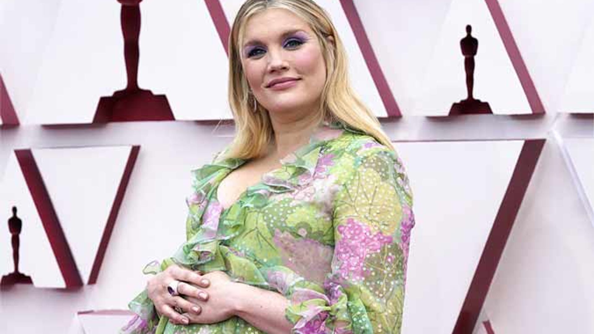 Emerald Fennell presume de embarazo y se alza con el primer Oscar de la noche