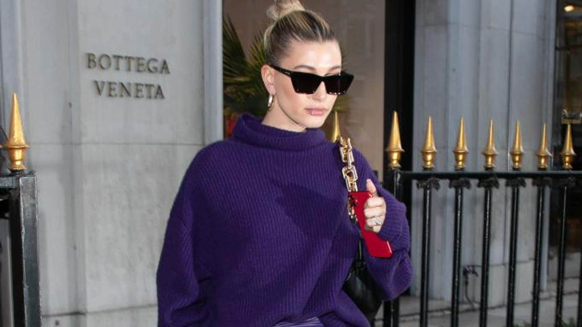 Hailey Baldwin o cómo llevar looks de color púrpura