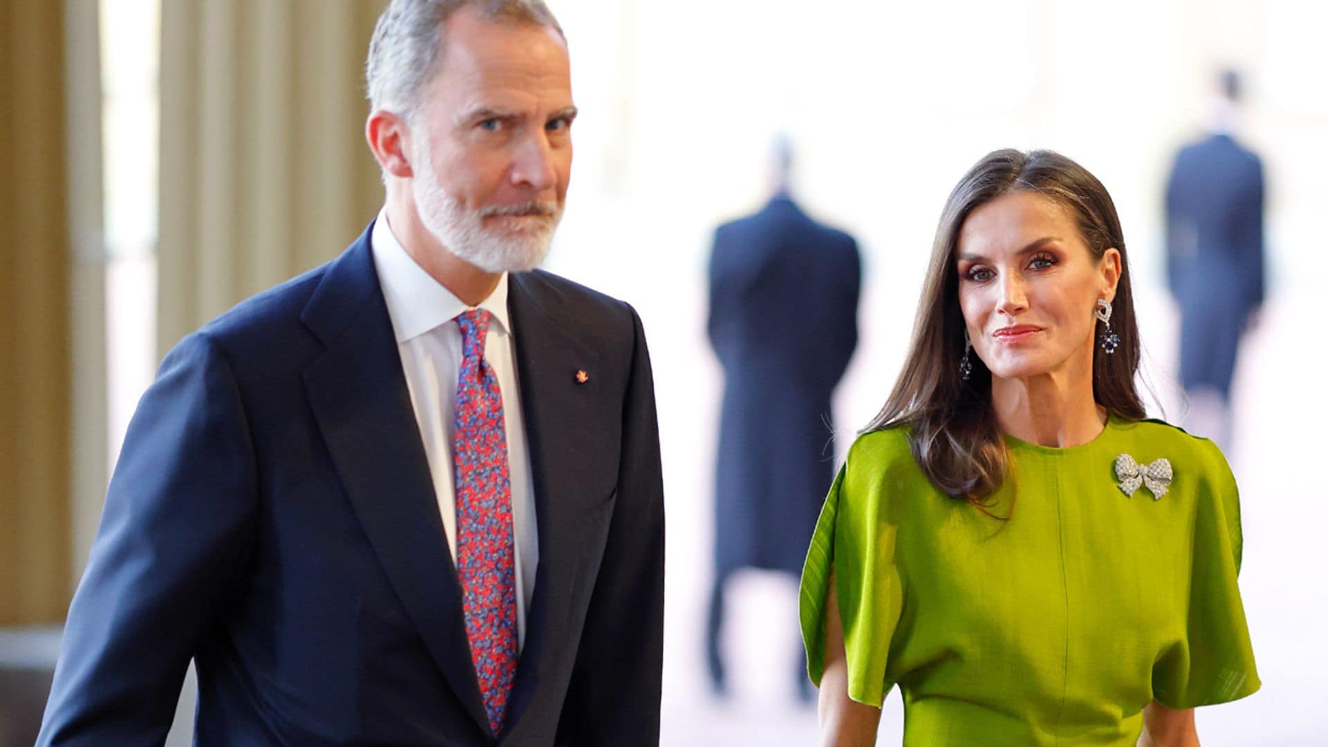 Comprobamos el efecto Letizia en Londres: 'sold out' del vestido de la coronación y lista de espera