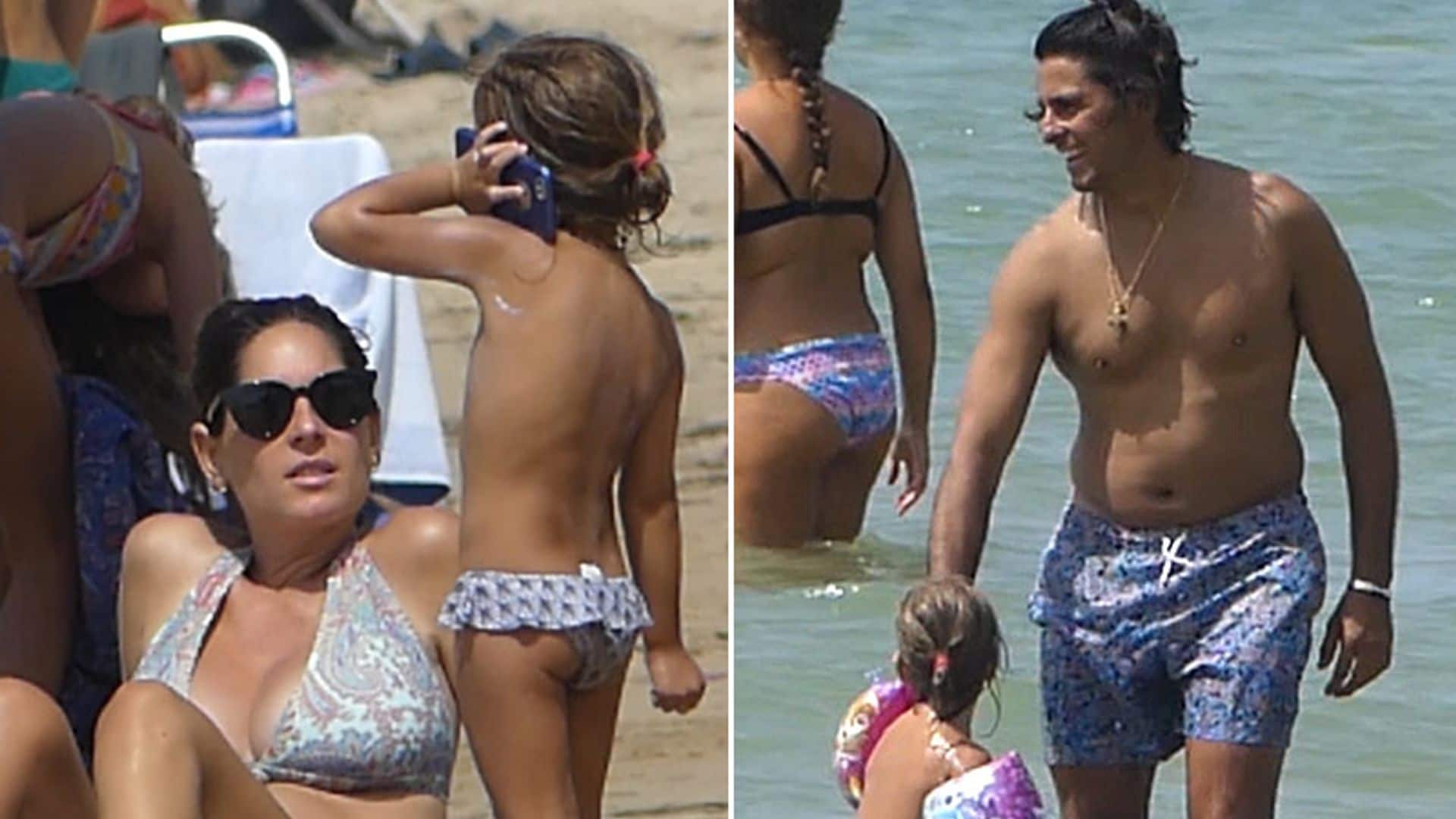 Lourdes Montes y Francisco Rivera, día de playa con su pequeña Carmen a la espera de su segundo hijo