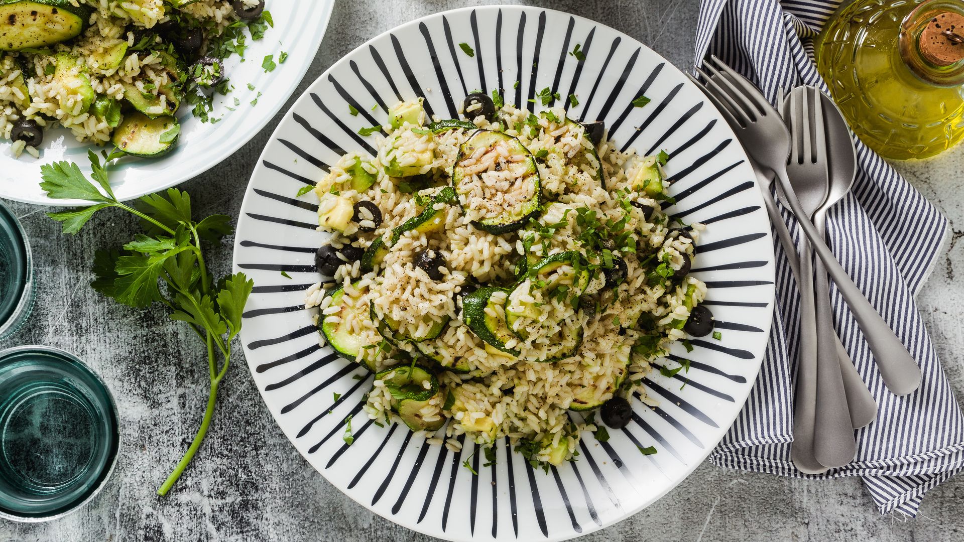 Ensalada de arroz con calabacín y aguacate