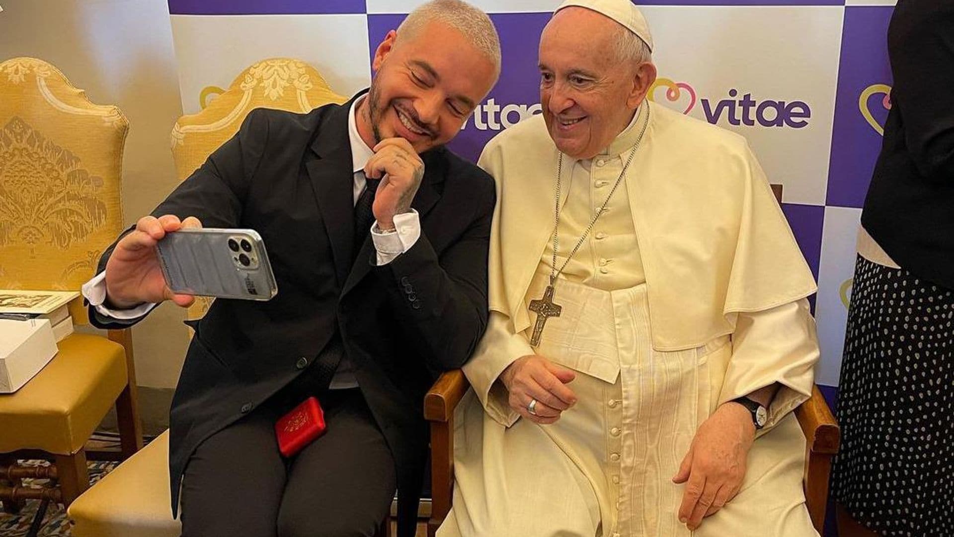 El divertido comentario del Papa Francisco a J Balvin tras lograr una selfie: ‘Sos travieso’