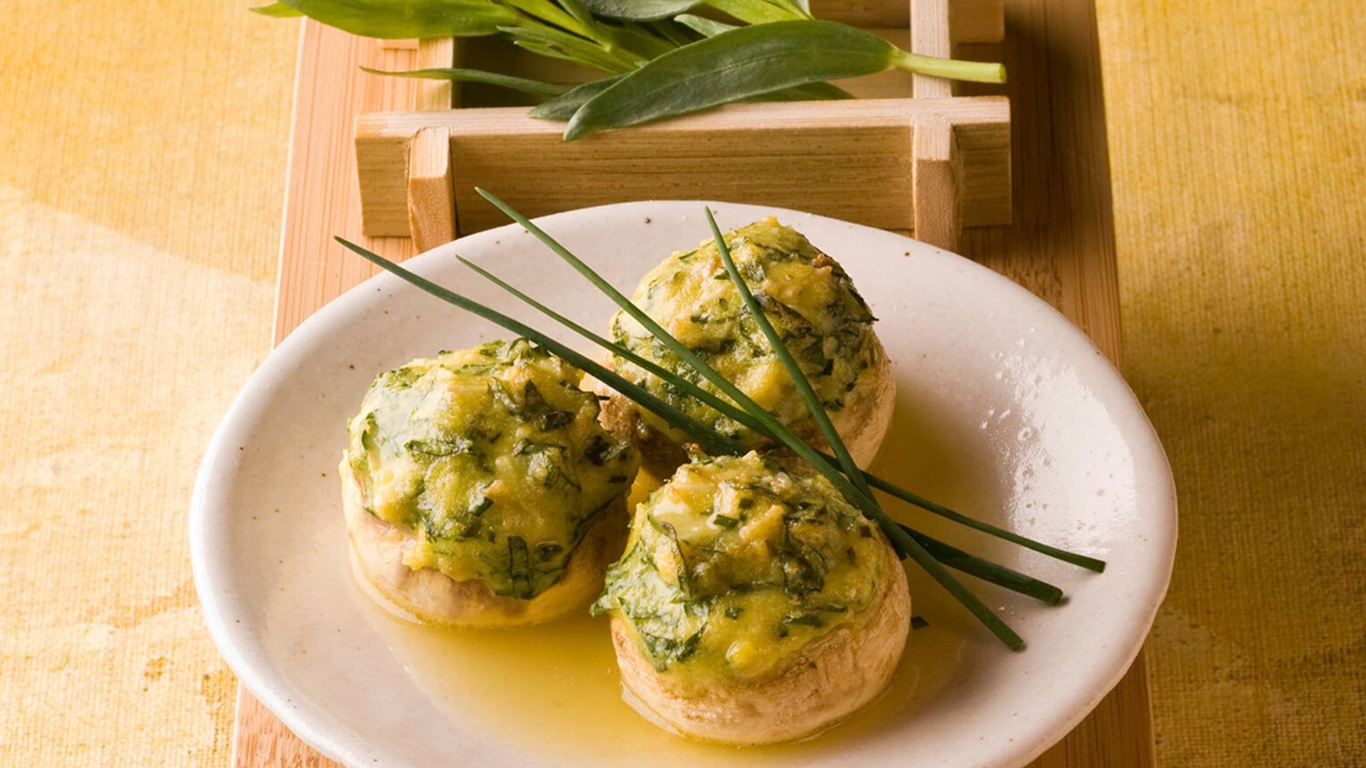 Champiñones rellenos de puré de patata con queso y hierbas aromáticas