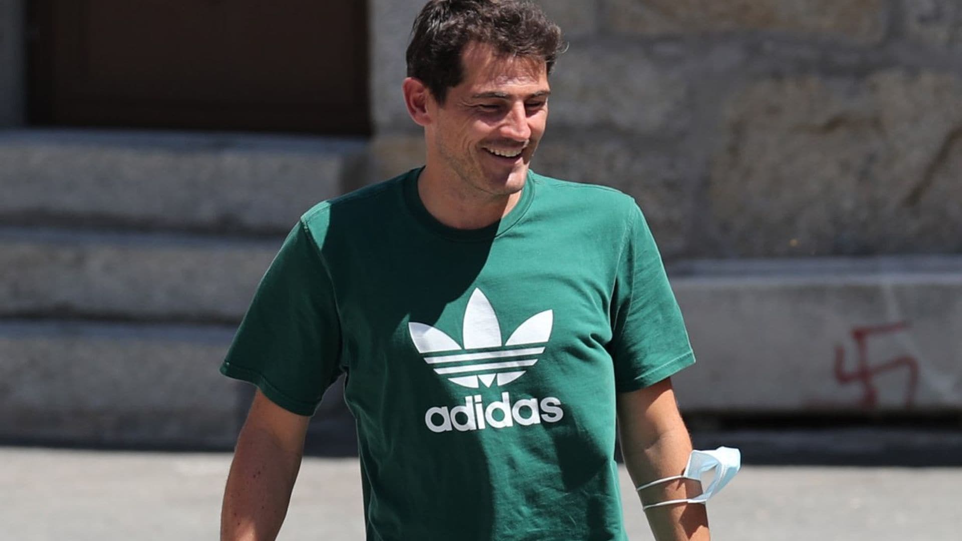 Iker Casillas, incansable en su empeño por ayudar a su pueblo tras el incendio sufrido