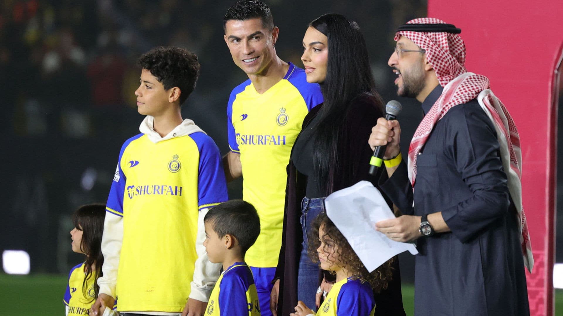 La familia de Cristiano Ronaldo salta al campo en la multitudinaria presentación del futbolista en su nuevo equipo