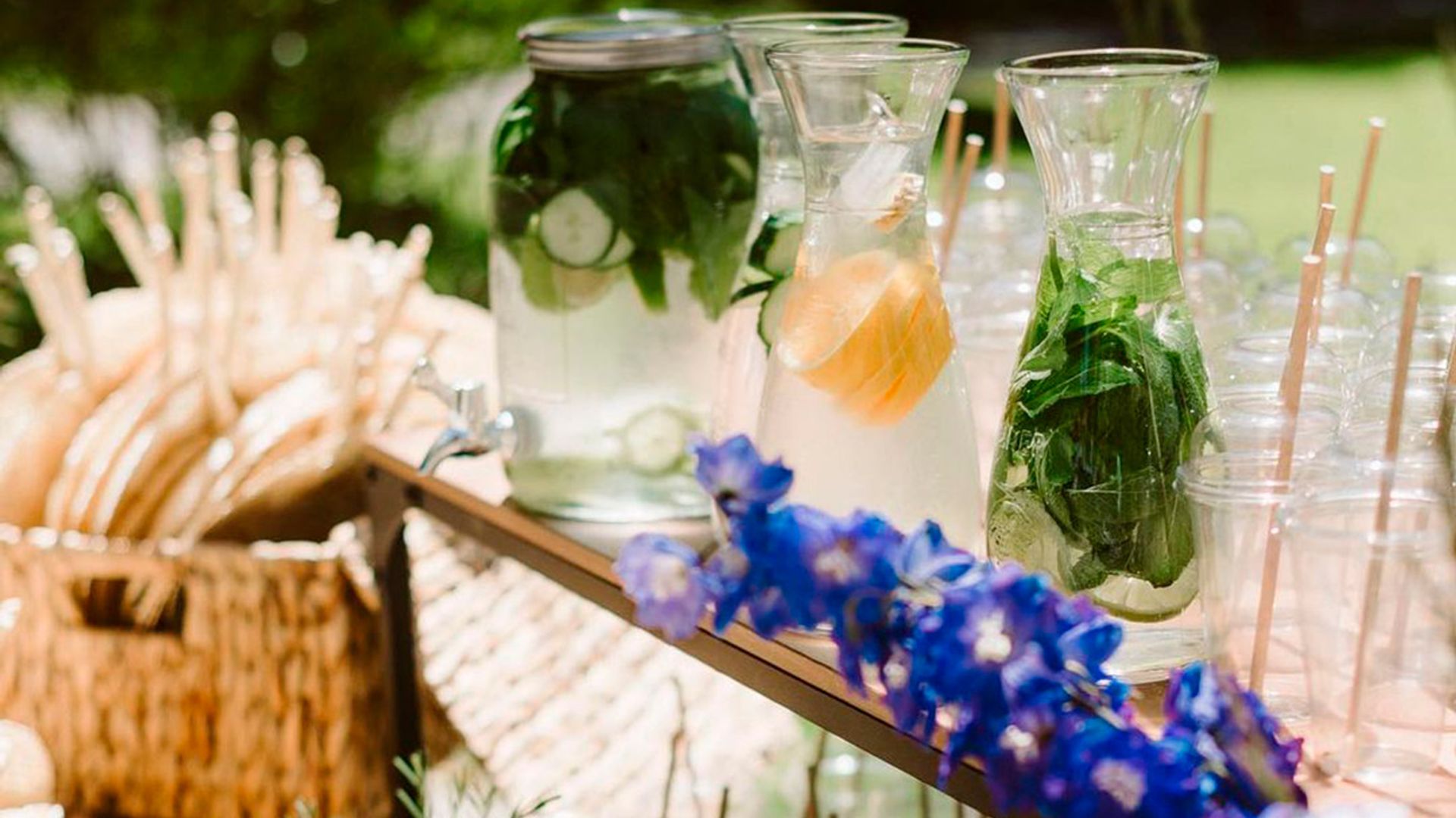 Sombreros, limonadas y las mejores ideas para una boda soleada en el campo