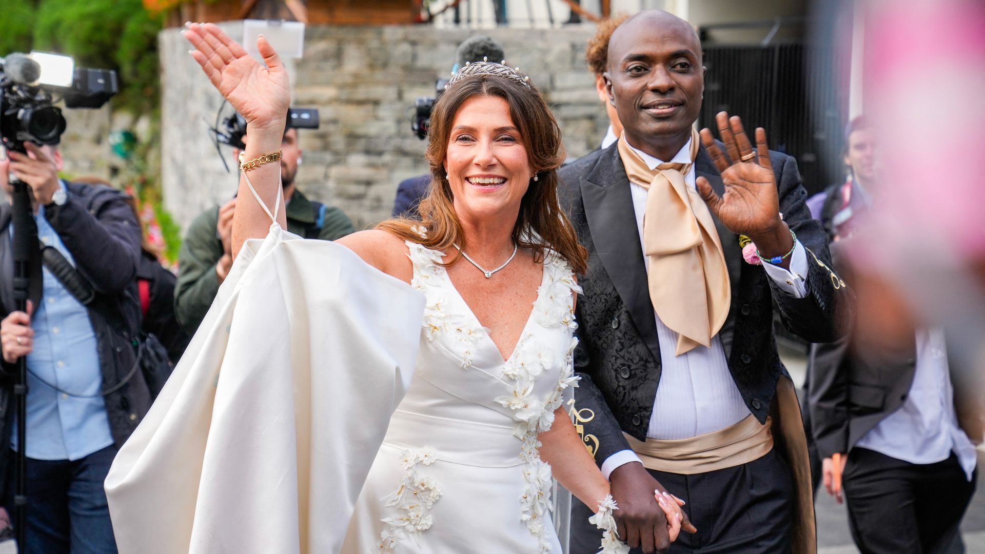 La princesa Marta Luisa elige un vestido de flores 3D con sobrefalda y una tiara  con gran valor sentimental para su boda con Durek Verrett