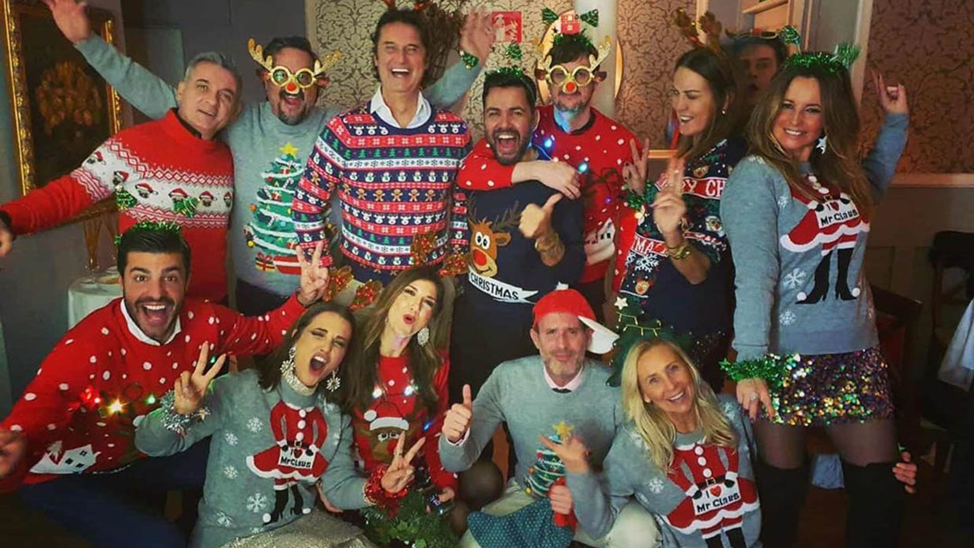 Amigo invisible y 'ugly sweaters', la divertida comida navideña de Paula Echevarría y Miguel Torres con sus amigos