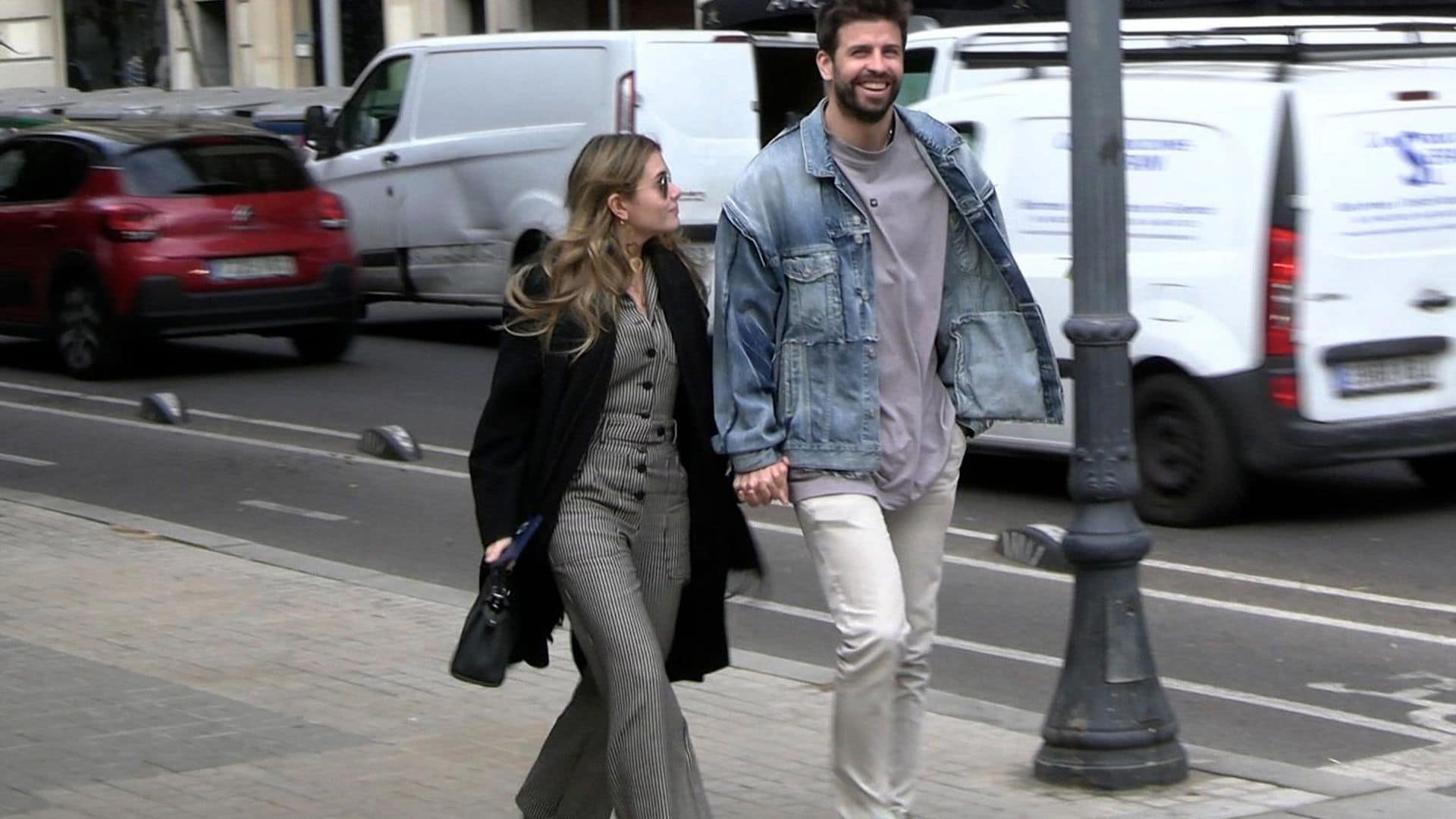 Gerard Piqué ha compartido su segunda foto oficial junto a Clara Chía en actitud amorosa