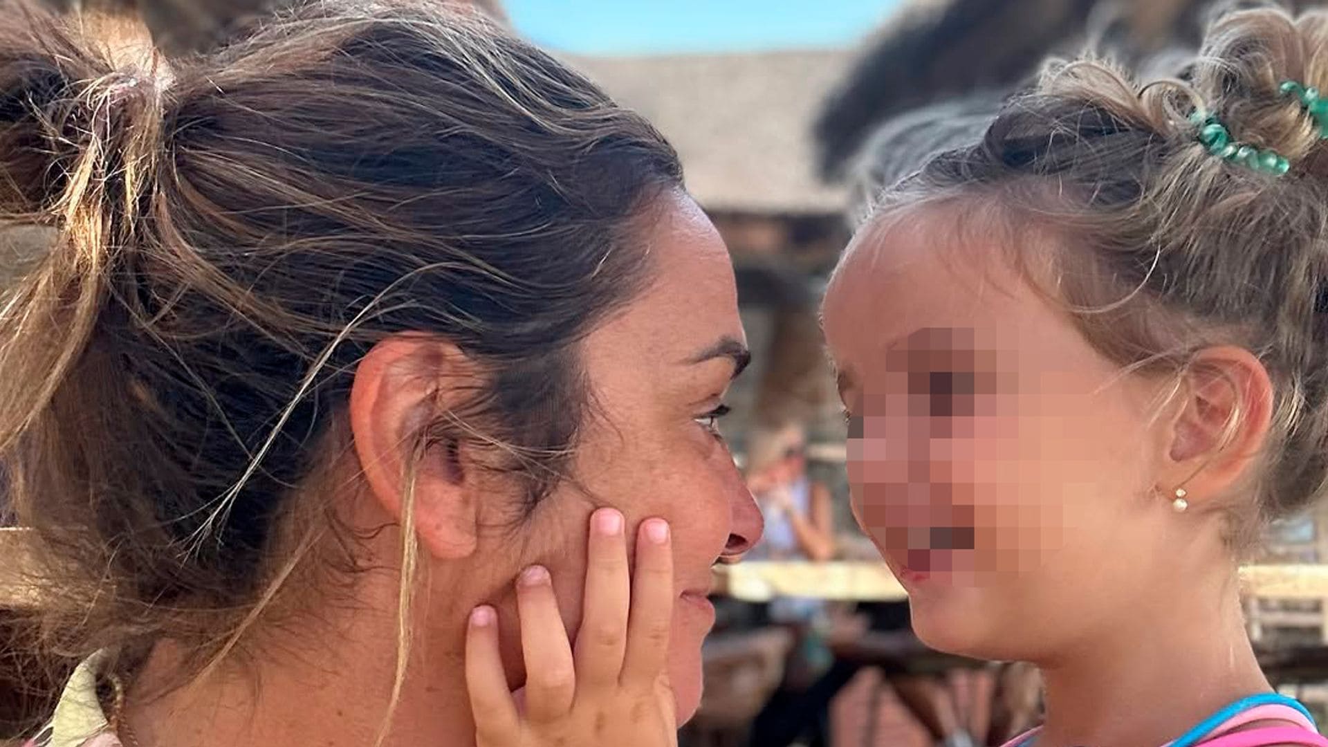 La felicidad de la hija de Toñi Moreno en la fiesta de su quinto cumpleaños conociendo a las princesas Disney