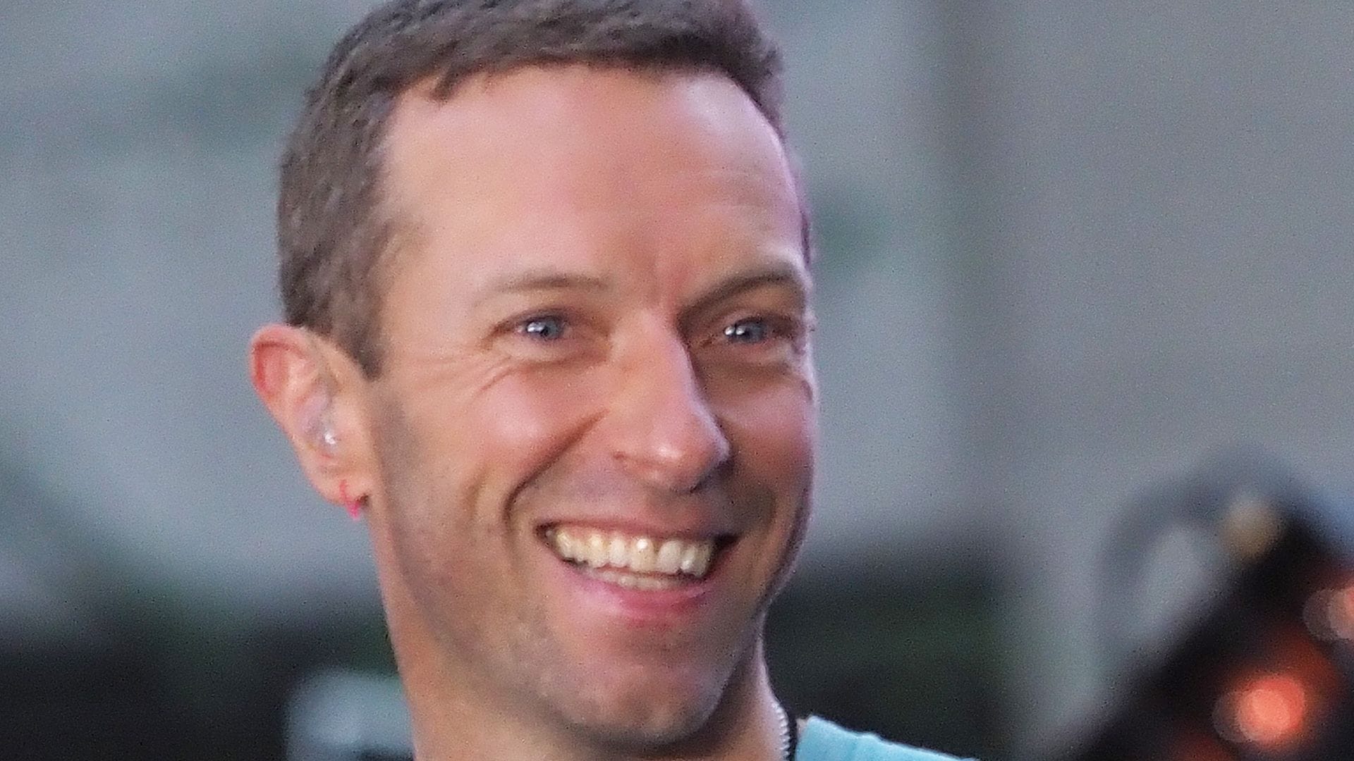 'El vigilante del concierto': Chris Martin detiene su actuación para salvar a un niño del público