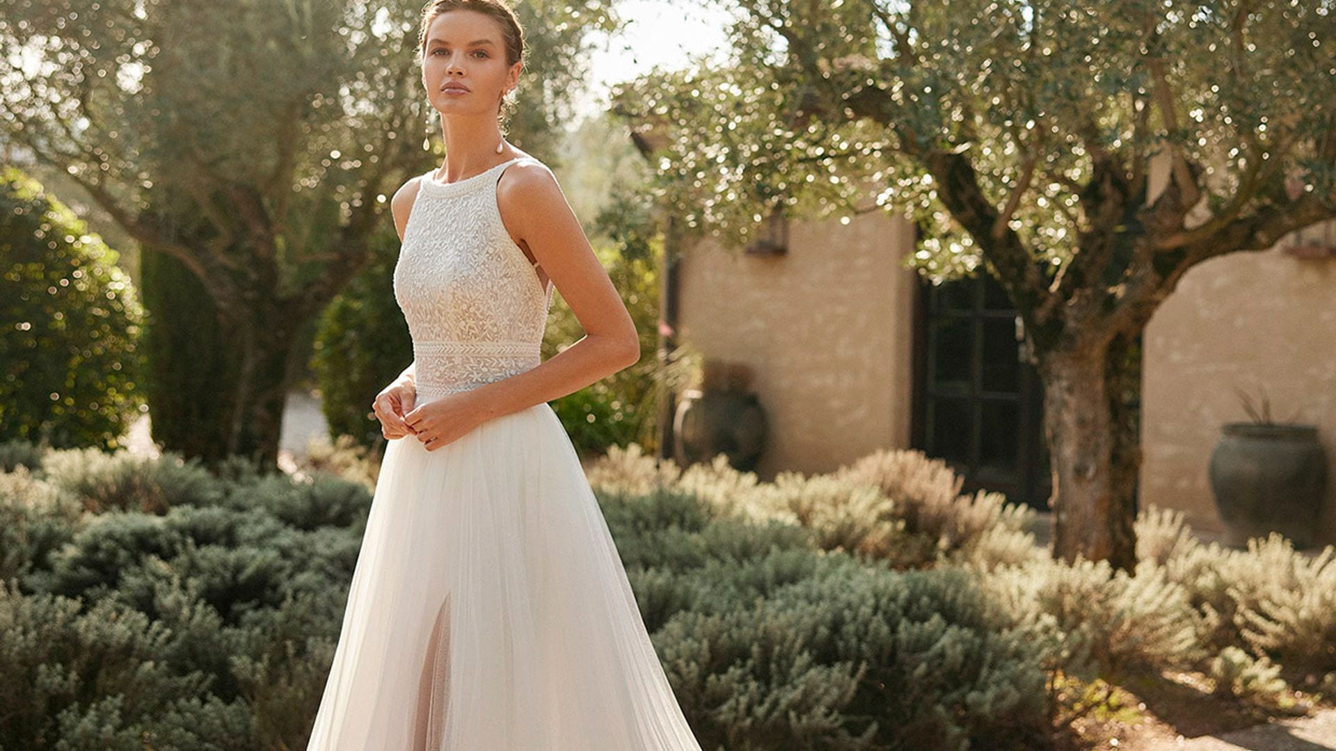 Si te gusta el escote 'halter', ficha estos vestidos de novia para bodas al aire libre