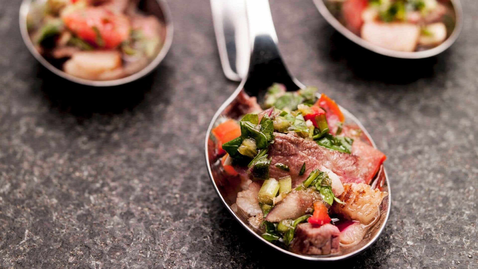 Aperitivo de picaña al chimichurri con tomate