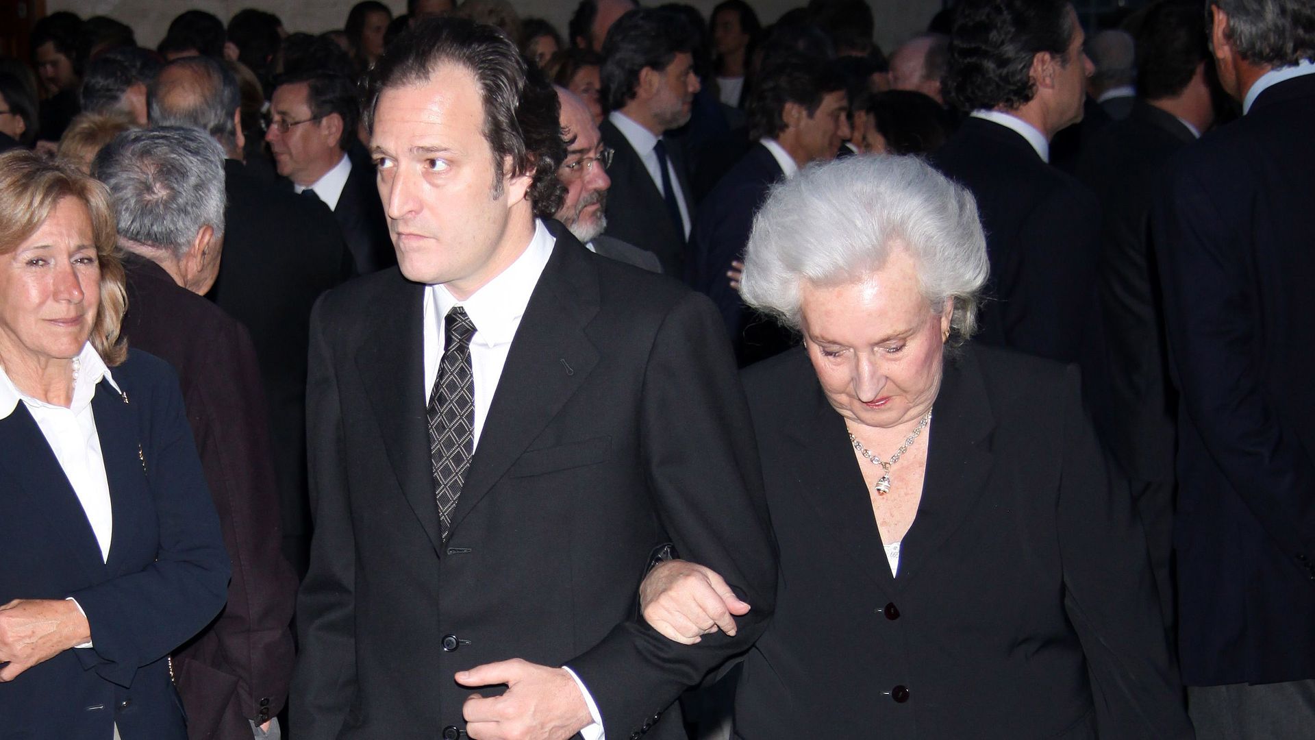 La infanta Pilar con su hijo Juan Gomez Acebo en mayo de 2011