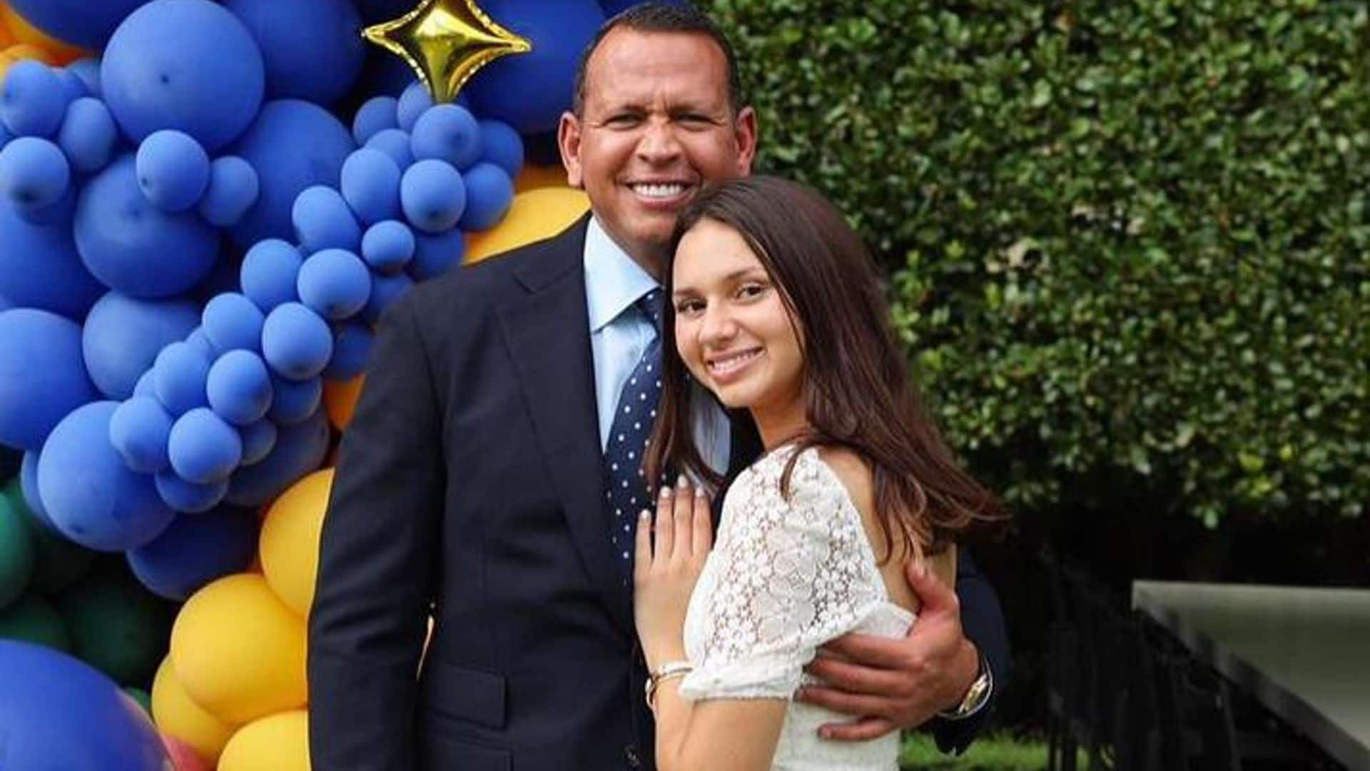 Alex Rodriguez se llena de emoción al escuchar a su hija interpretar el himno nacional