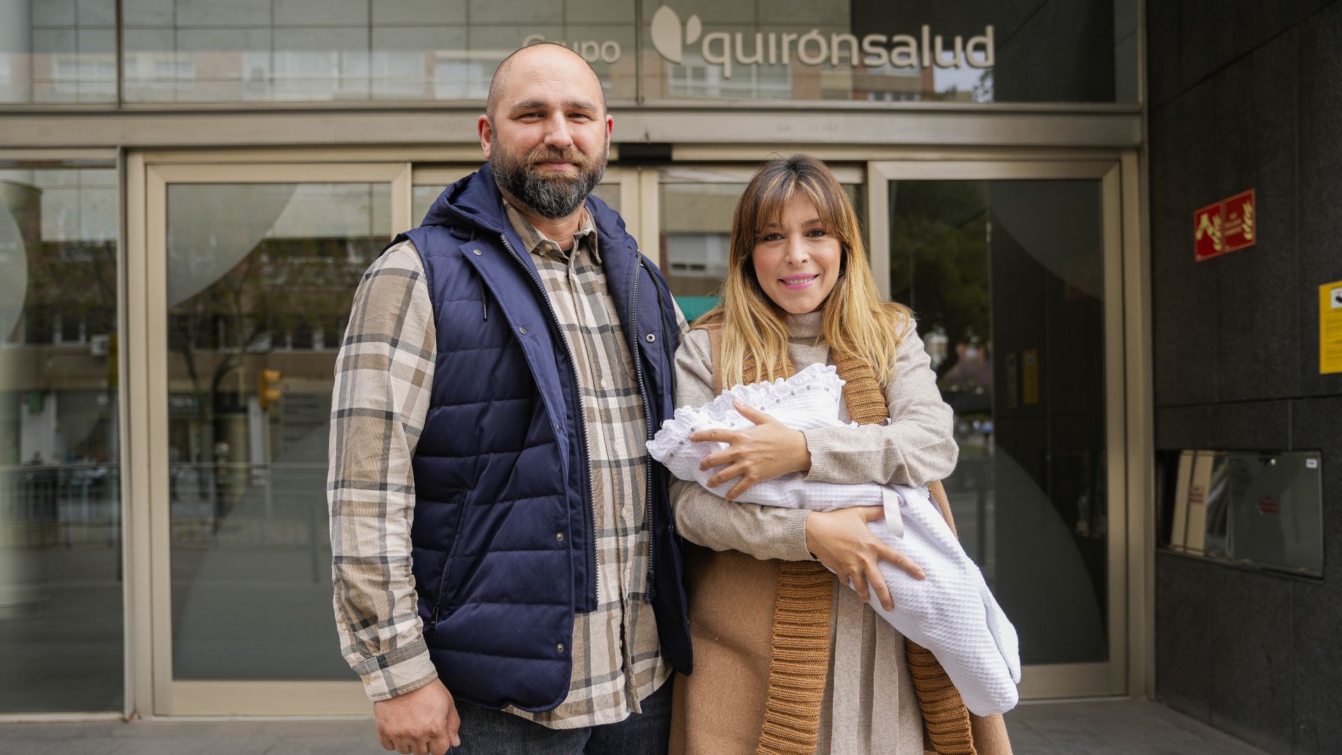 La cantante Gisela y José Ortega durante la presentacion ante los medios de su hijo Indiana Ortega en Barcelona