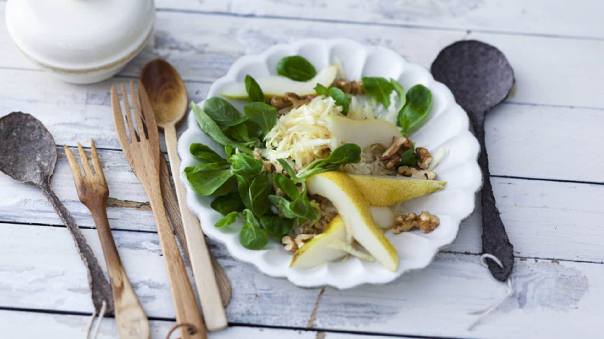 Ensalada de canónigos, pera y chirivía