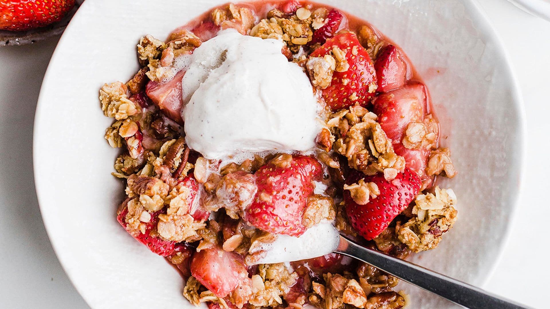 Fresas al vinagre con muesli y helado de yogur