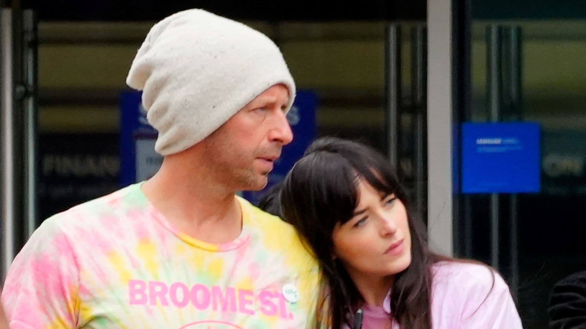 Dakota Johnson y Chris Martin pasean de la mano por Mumbai, acallando los rumores de crisis sentimental