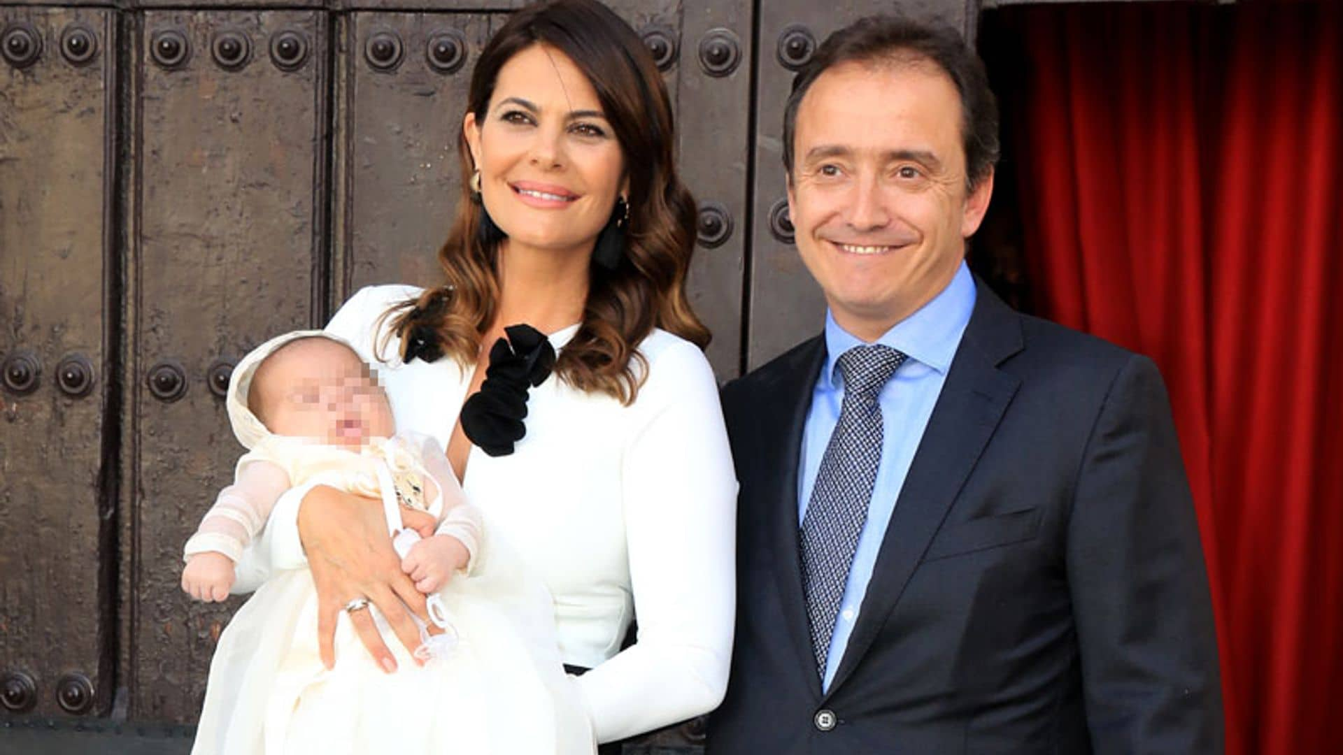 María José Suárez bautiza en Sevilla a su hijo Elías