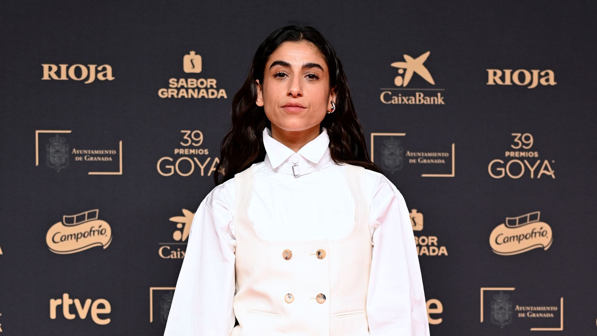 Carolina Yuste conquista los Goya con un 'total look' blanco de aires apocalípticos y zapatillas góticas