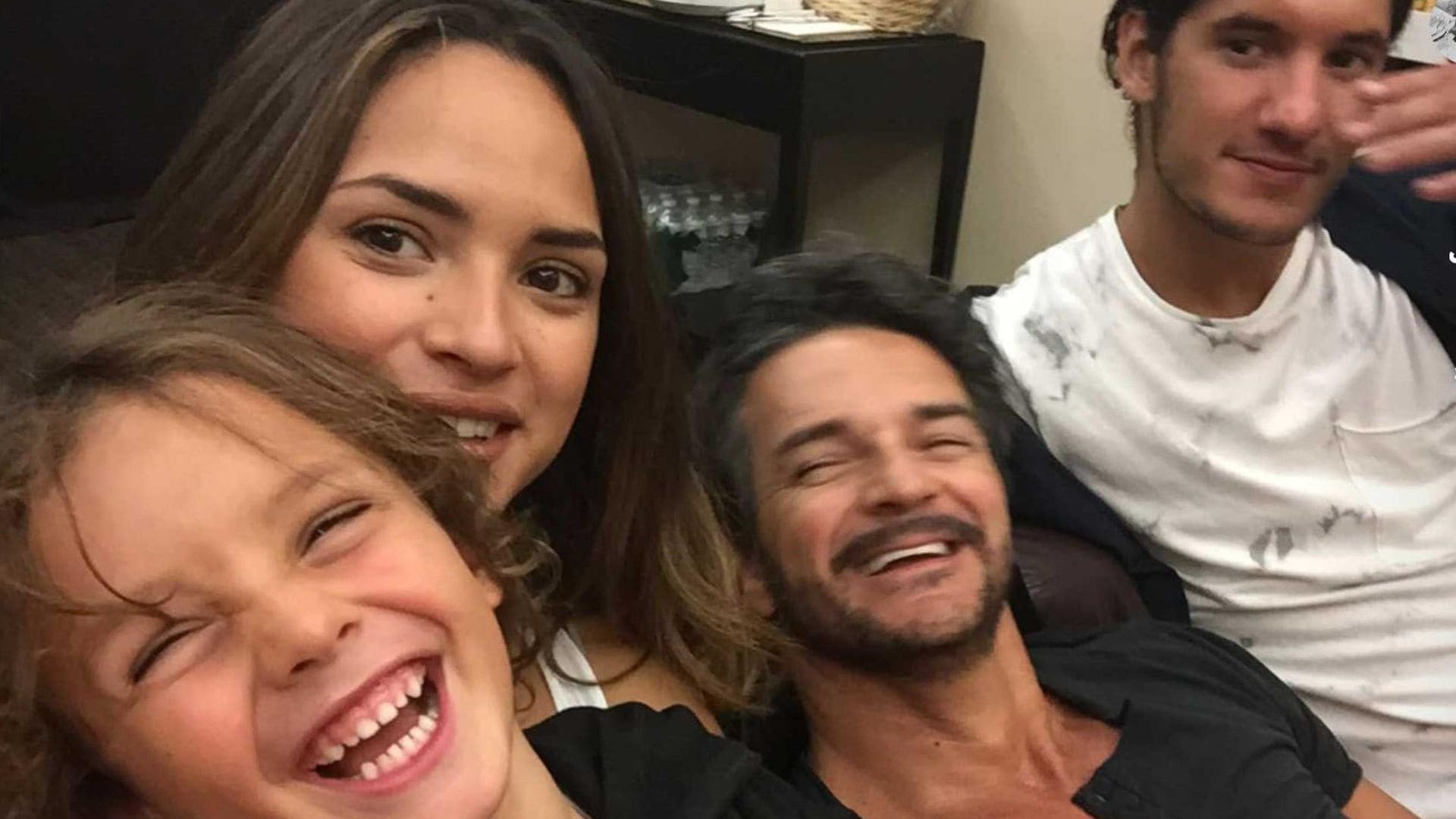Adria Arjona reaparece en las redes sociales de su famoso padre en un posado familiar