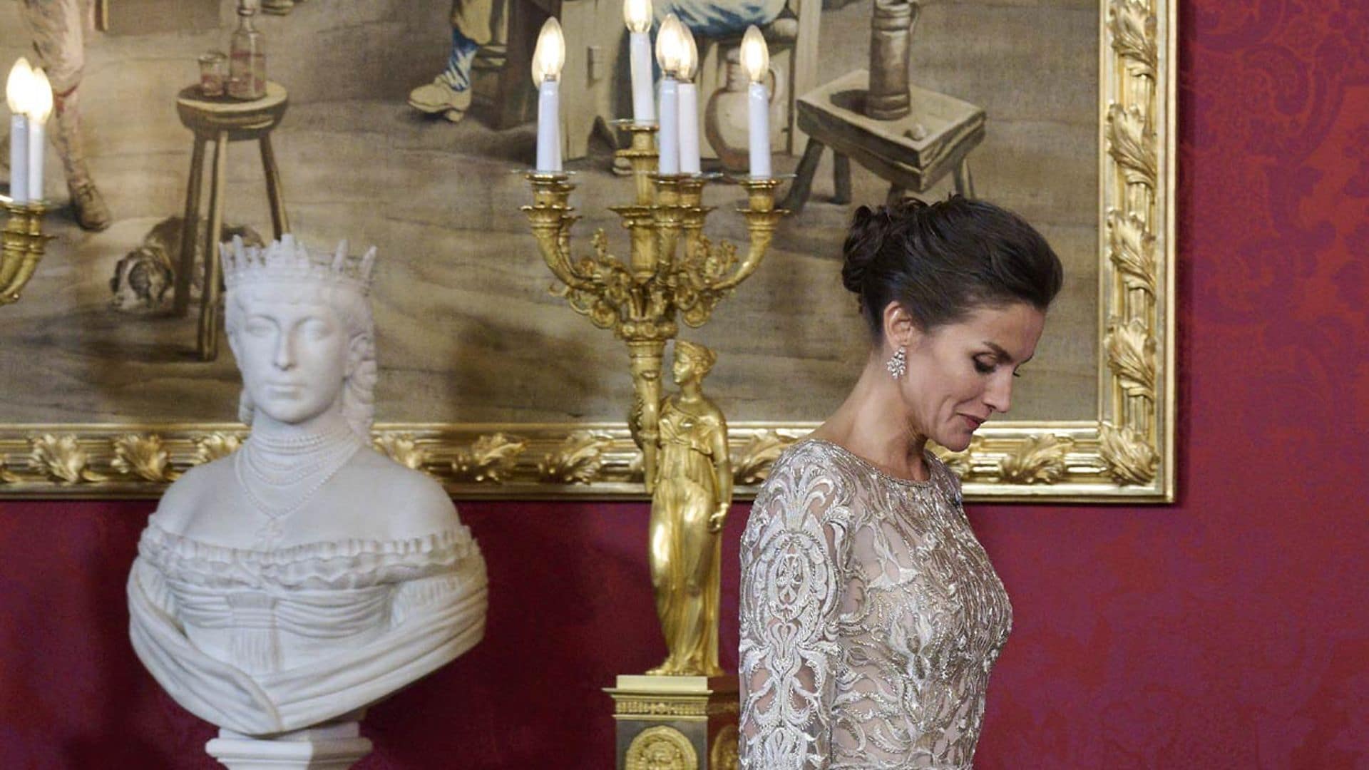 La reina Letizia luce en la cena de gala unos impresionantes pendientes de diamantes, regalo del emir de Catar