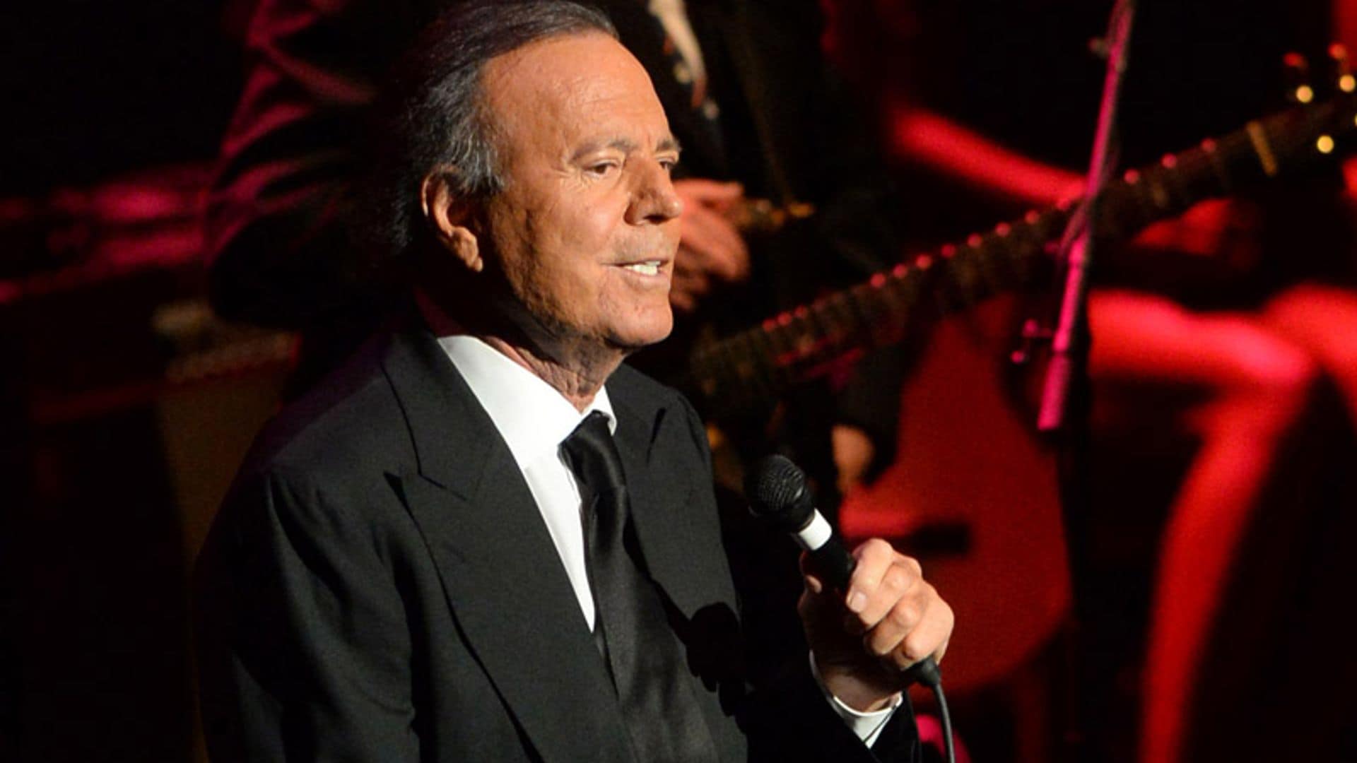 Julio Iglesias presenta al nuevo integrante de la familia