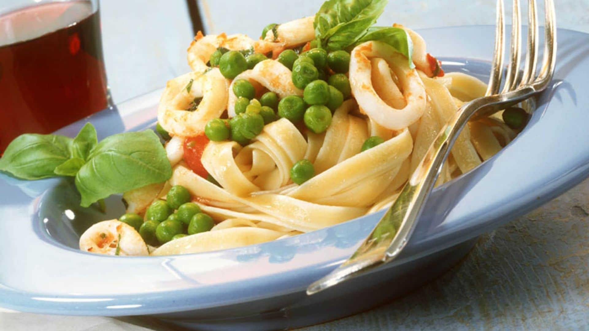 Pasta con sepia y guisantes