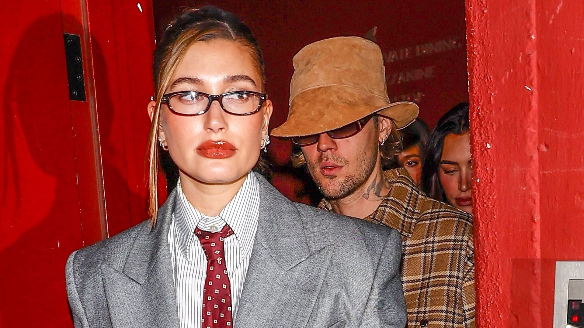 Hailey Bieber sorprende con un traje sastre 'oversized' para un evento de Rhode