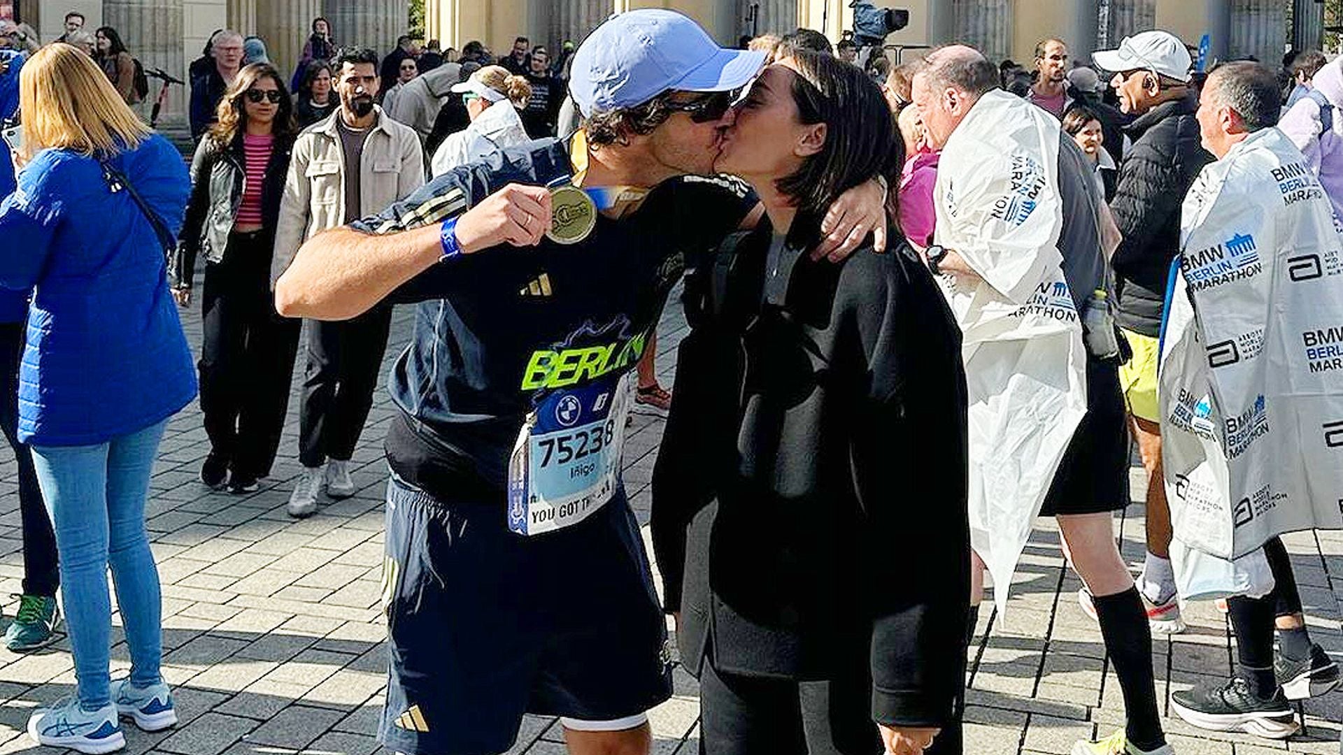 El besazo de Íñigo Onieva a Tamara Falcó en la Puerta de Brandeburgo tras correr la maratón de Berlín