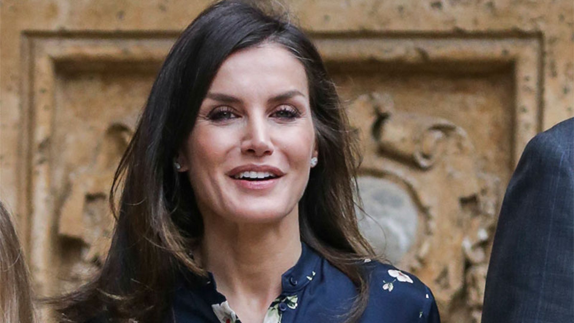 Doña Letizia rompe con la tradición y estrena vestido de Inditex en la Misa de Pascua