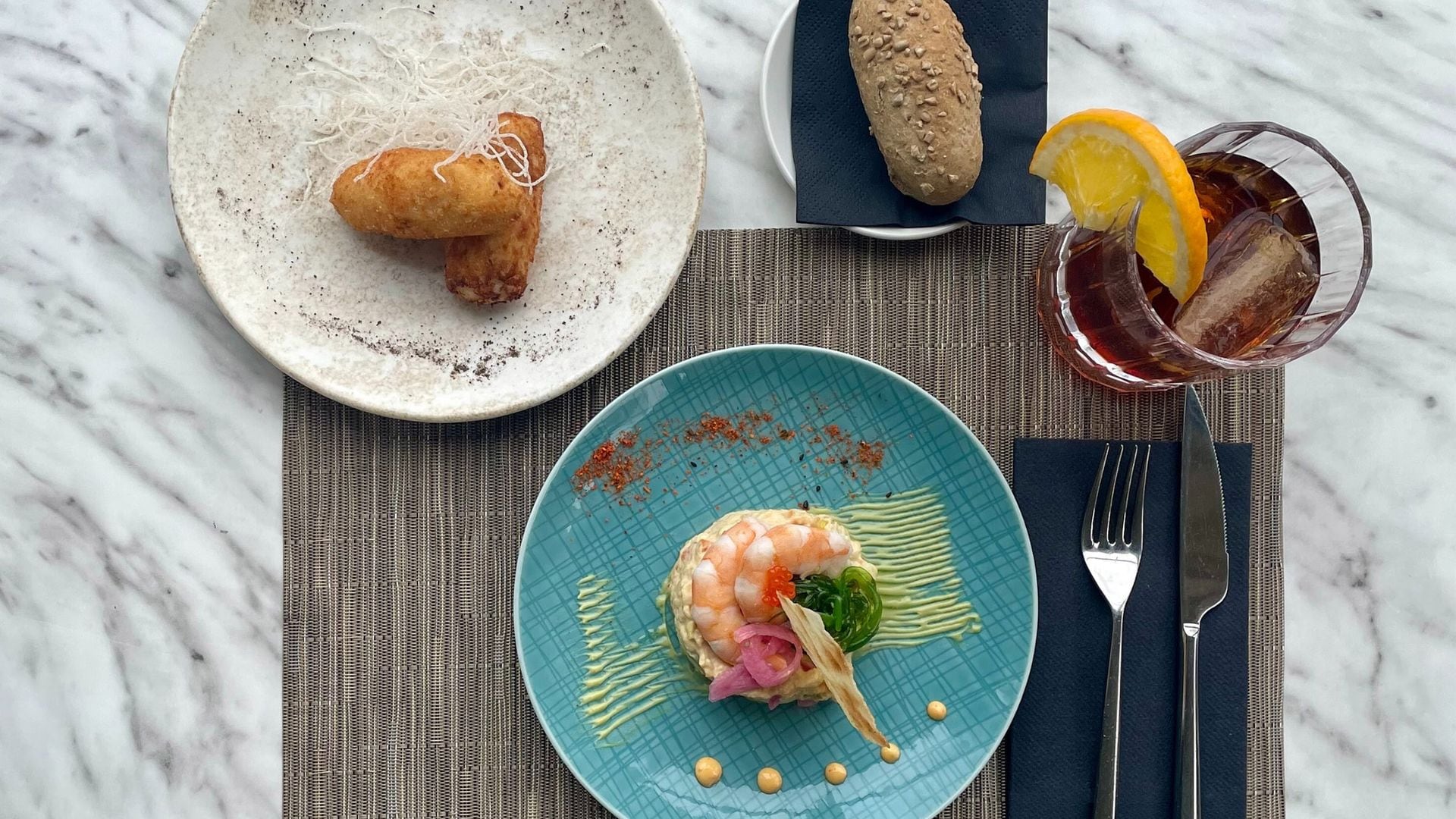 Pincho de ensaladilla de langostinos y Tapa de croquetas de jamón