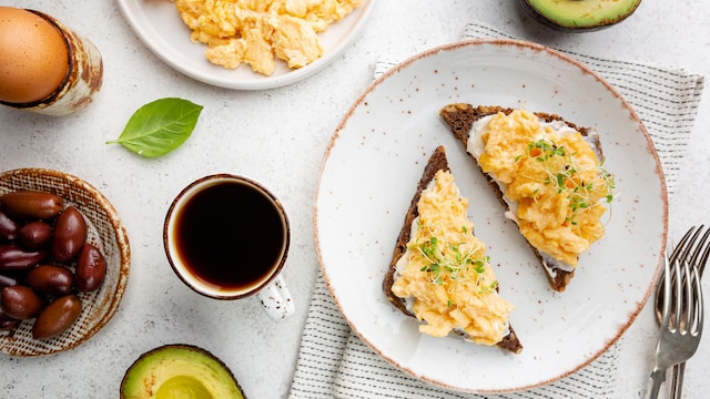 Tostadas de huevo y queso