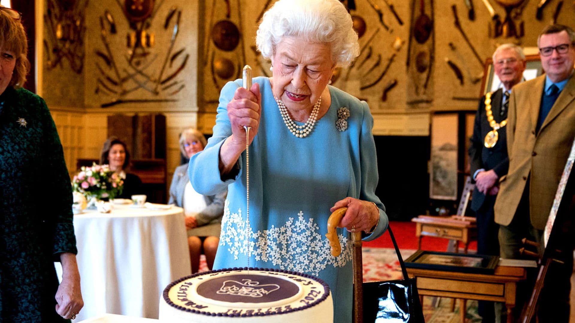 ¡Tarta y té para todos! Isabel II, la perfecta anfitriona en la víspera de su 70º aniversario como Reina