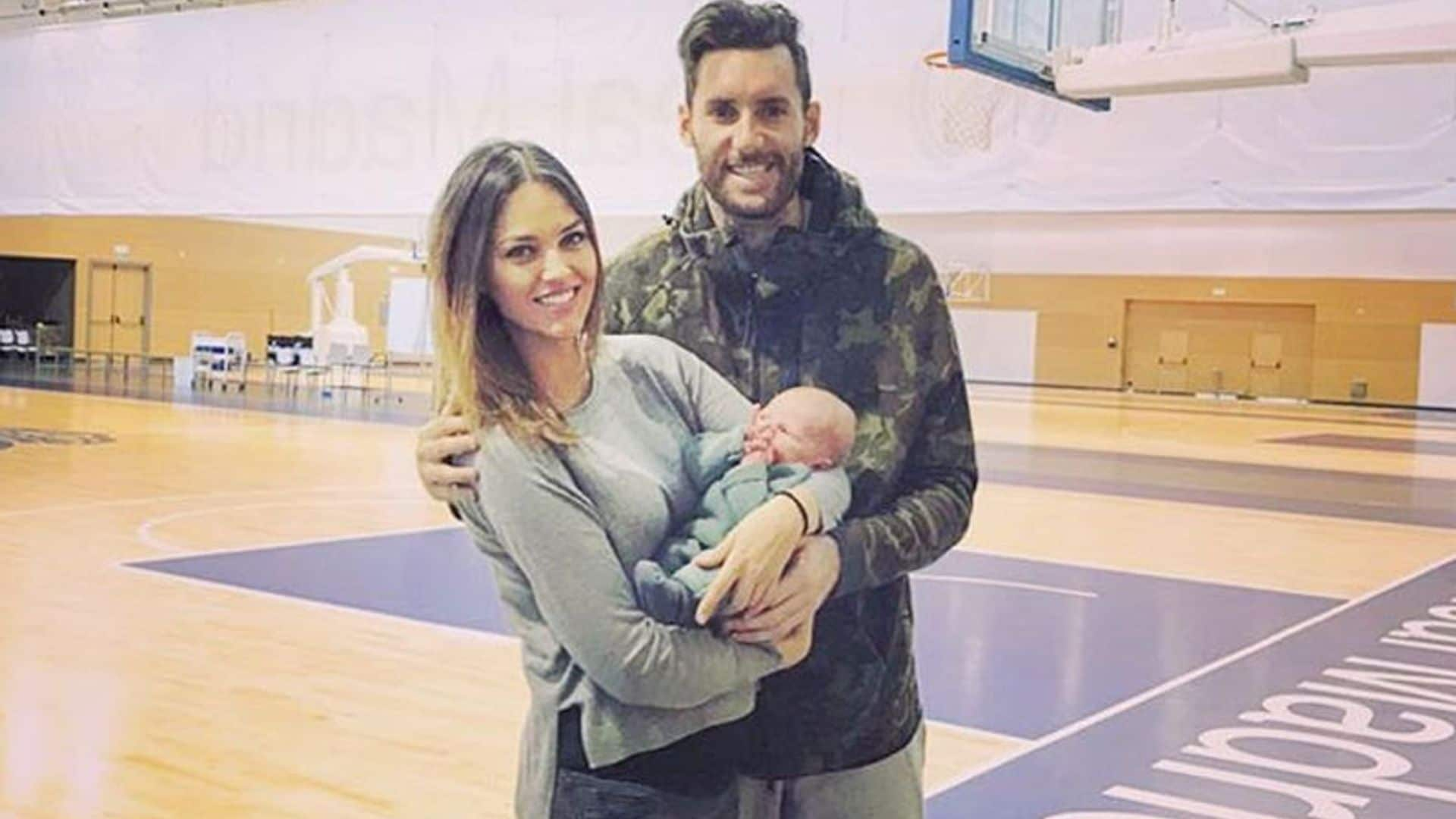 Helen Lindes lleva a su hijo Alan a animar a su padre en la pista de baloncesto por primera vez