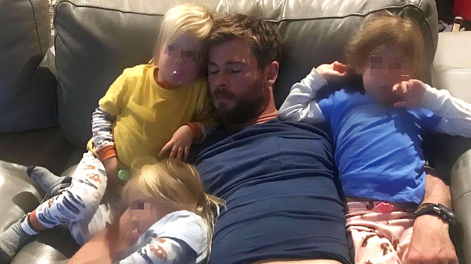 Chris Hemsworth presume orgulloso de su hija India, ¿adivinas con qué película se entretiene en un avión?