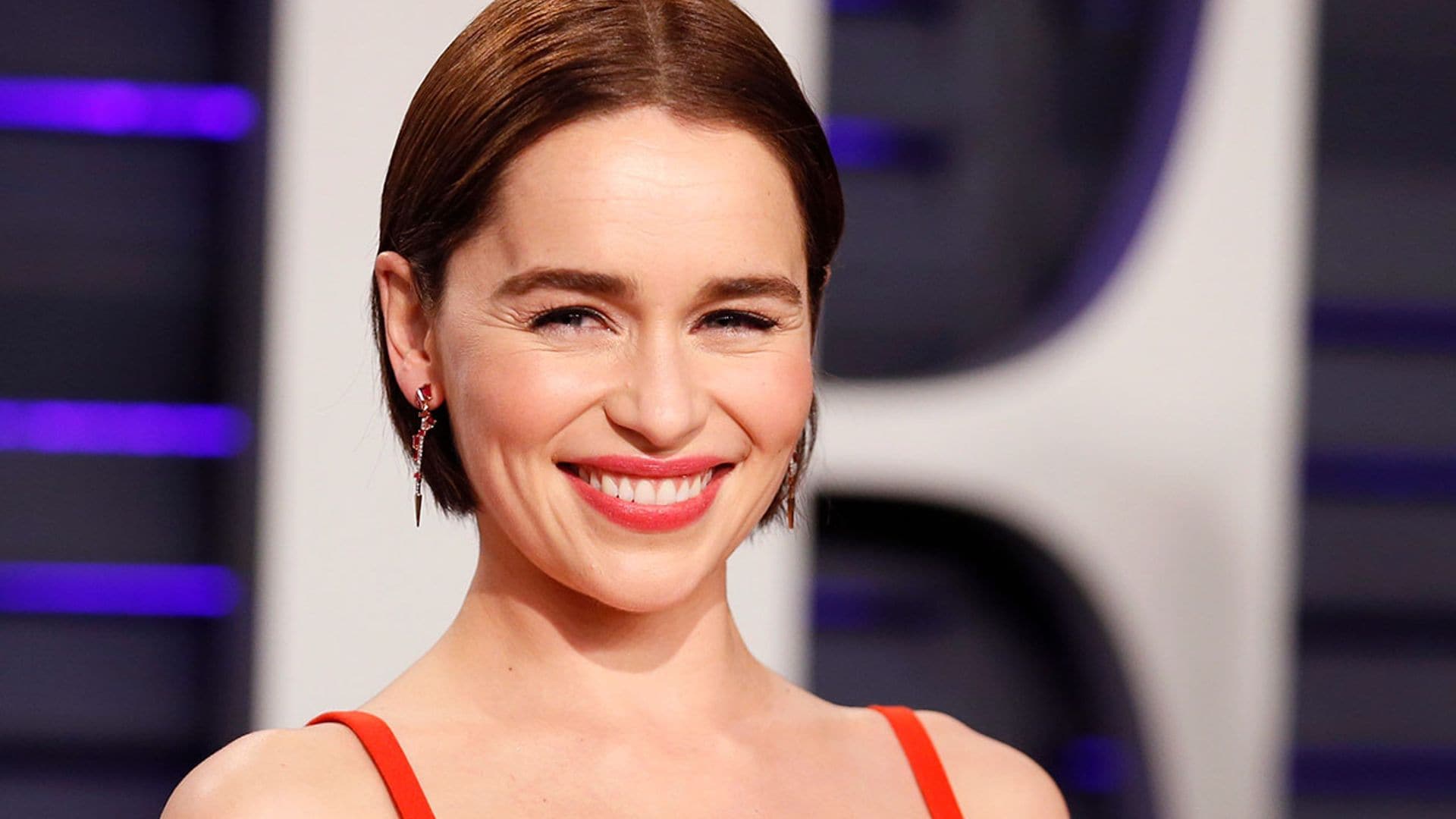 ¡Ni en 'Juego de Tronos'! Emilia Clarke y Rose Leslie, 'asaltadas' por varios monos en la India