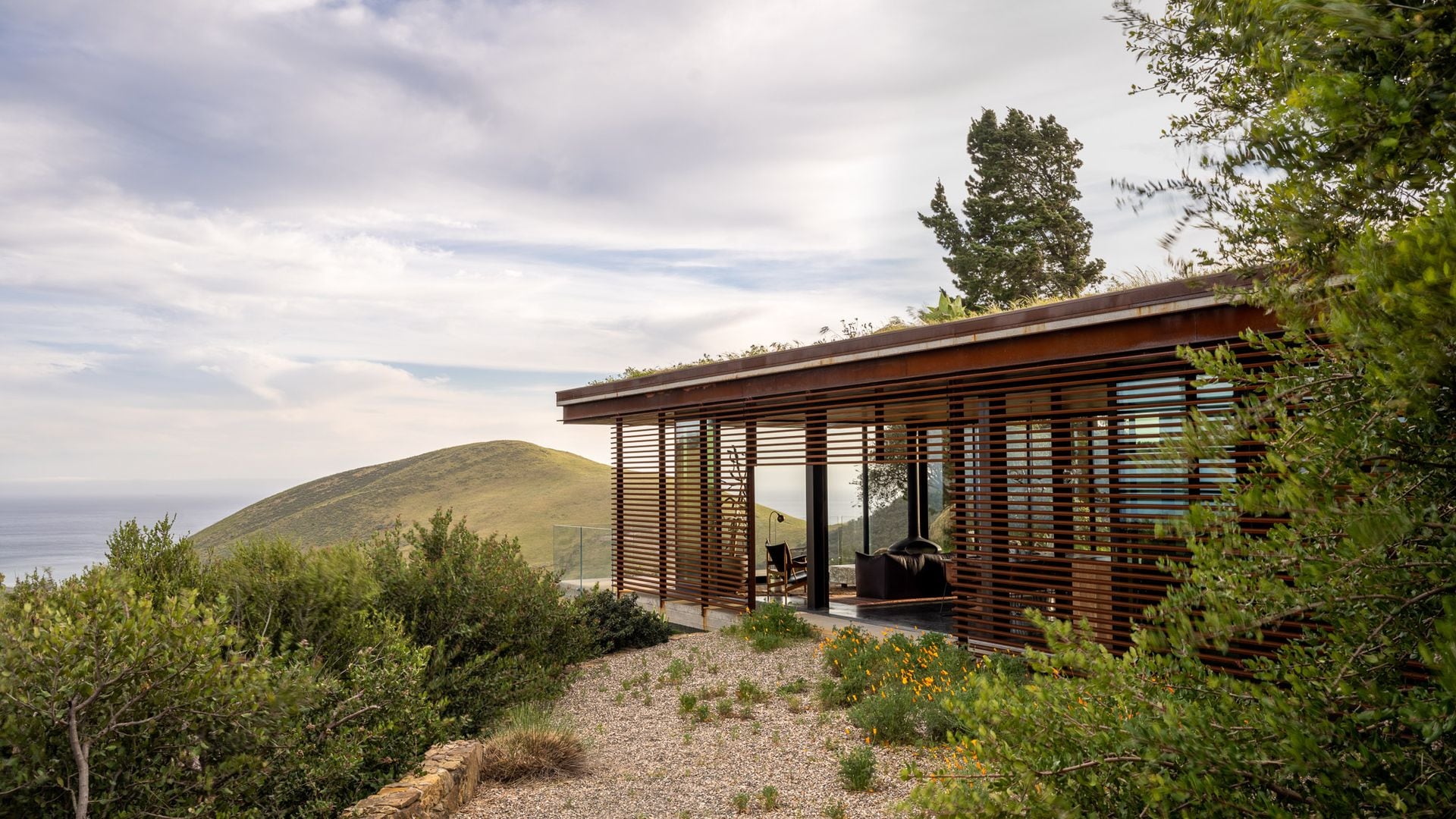 La casa invisible: una vivienda ecológica de 170 m² que se mimetiza con la naturaleza