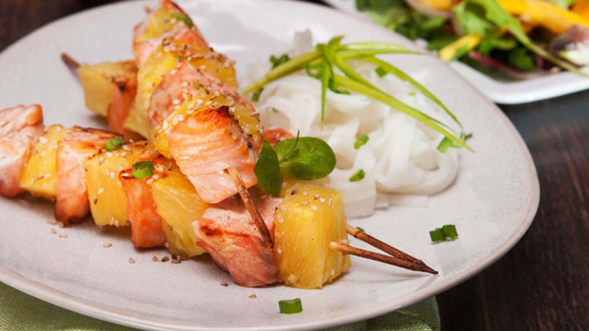 Brochetas de salmón a la brasa con piña y tallarines de calamar