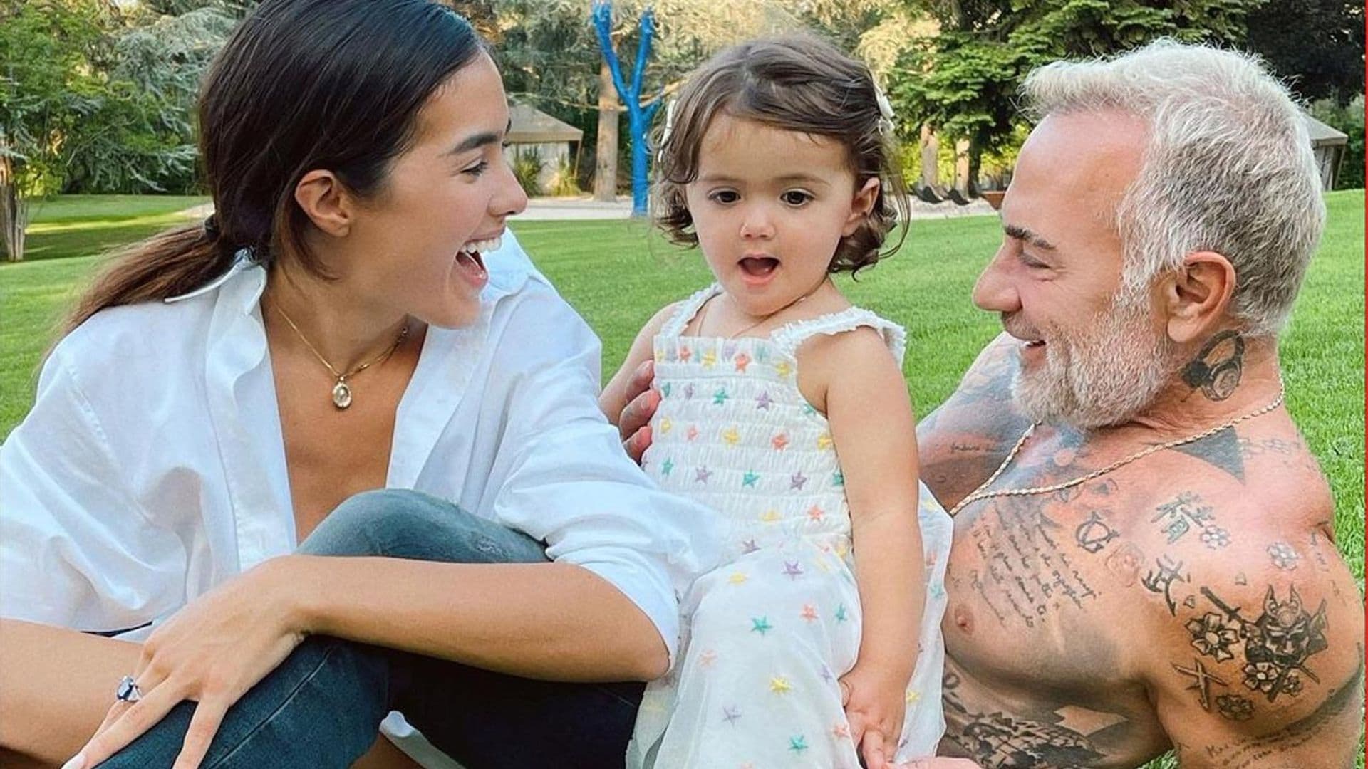 ¡Son un equipo! Gianluca Vacchi juega al pádel con su hija de año y medio en brazos