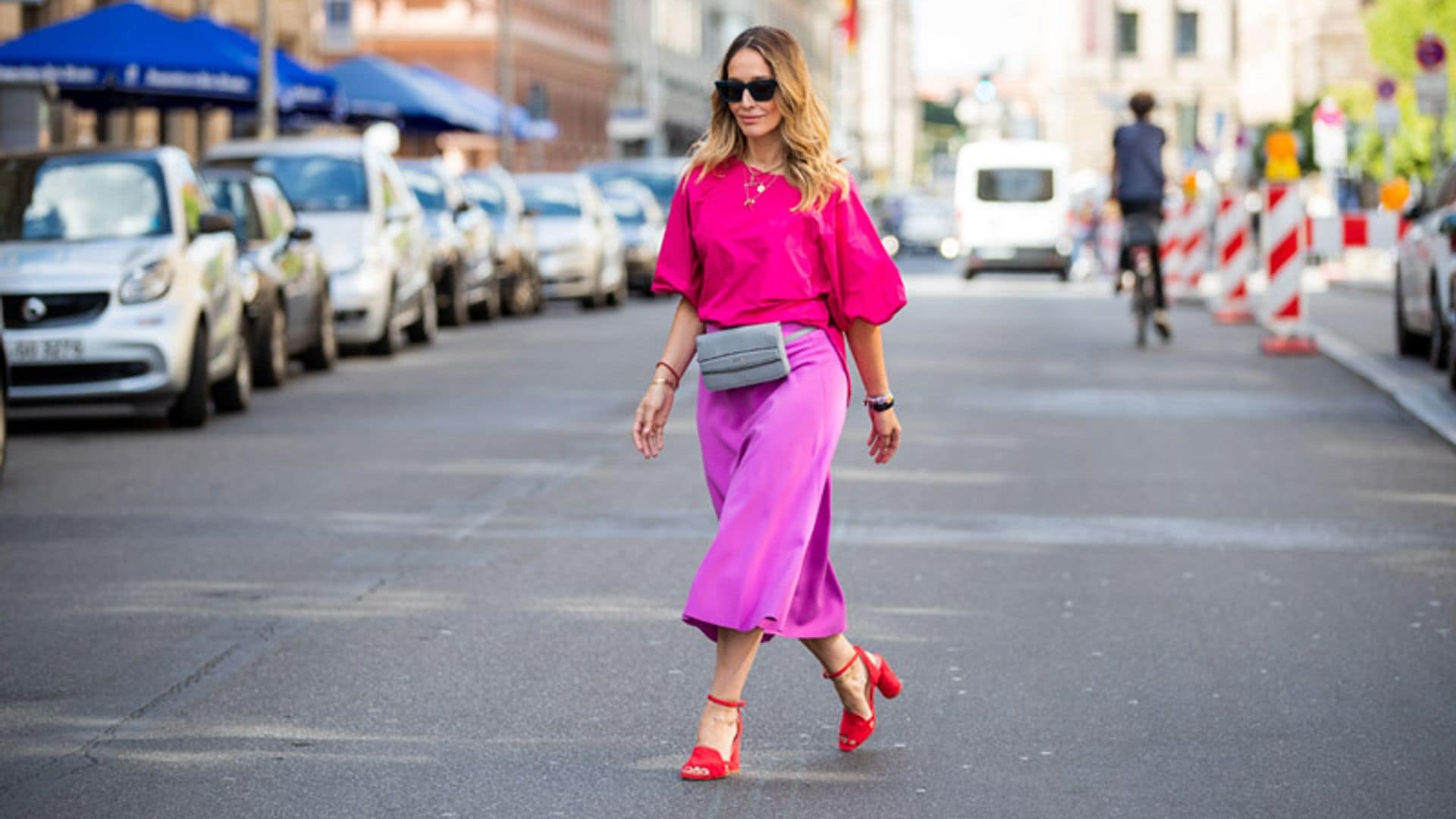 Trece looks para enamorarse del fucsia, el color que todas querrán en otoño