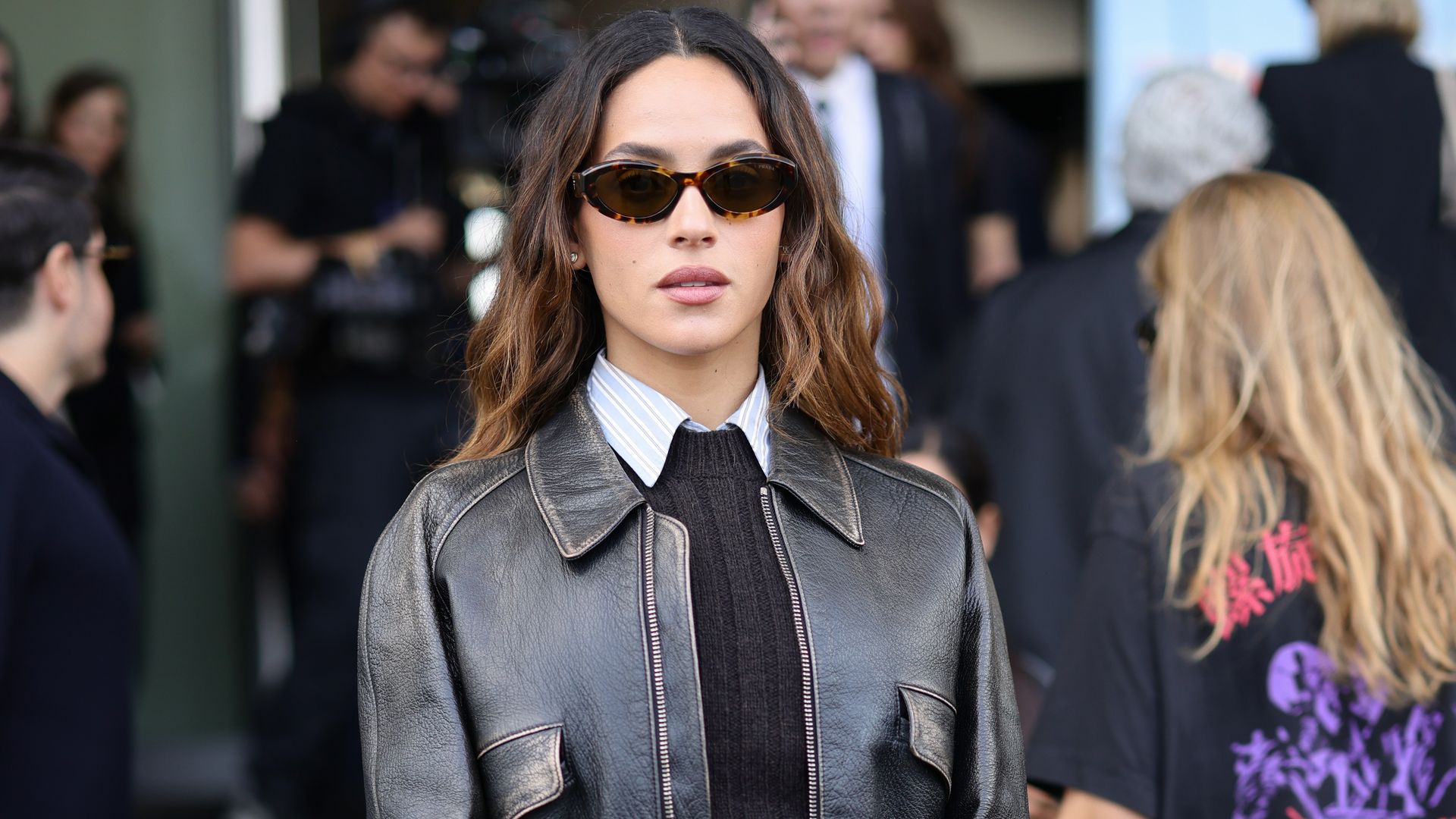 Adria Arjona se suma a la 'leather fever' para su aparición en el 'front row' de Prada